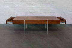 Tavolo da divano in stile internazionale anni '60 in noce con cassetti integrati