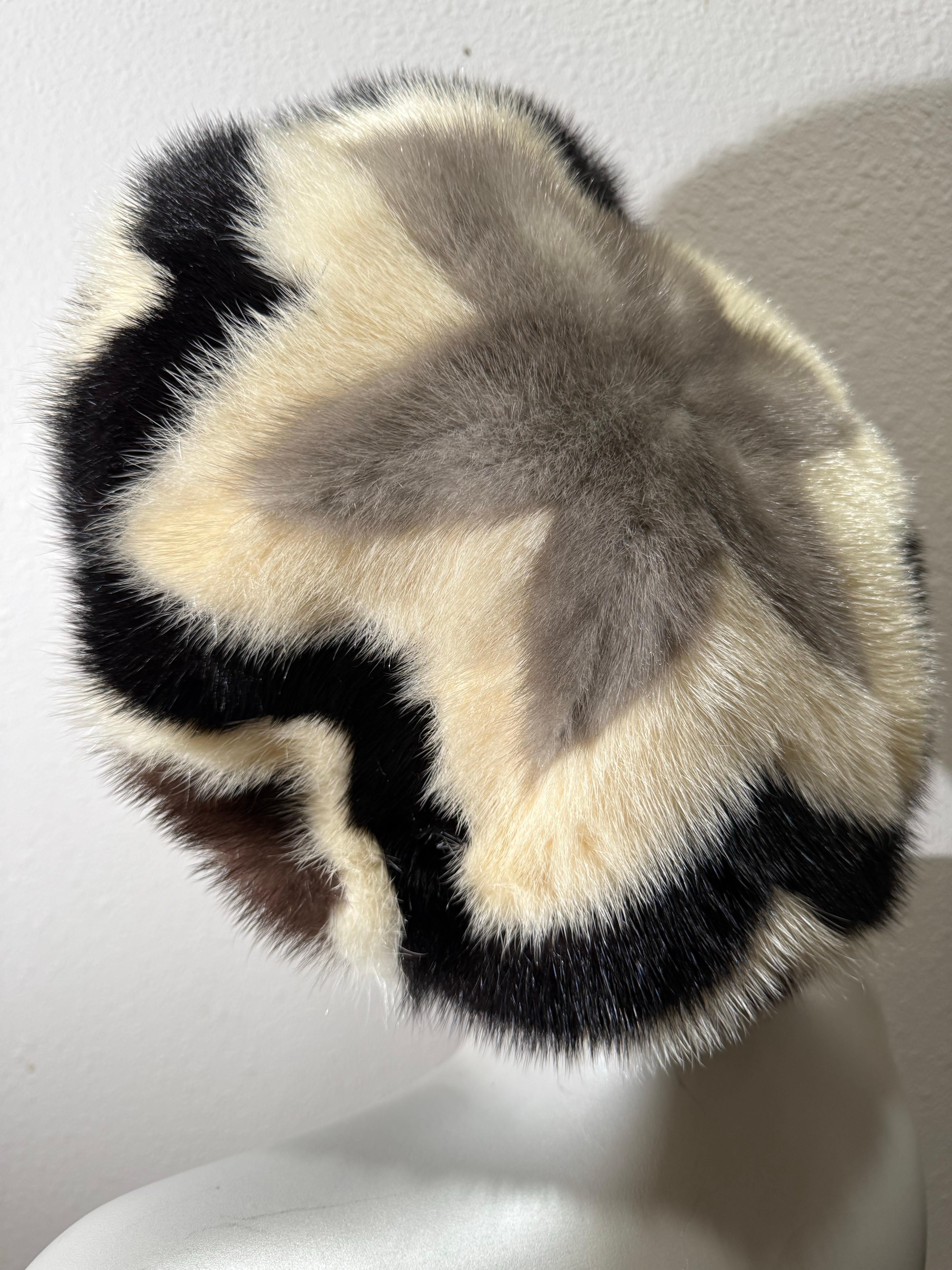 Chapeau béret en vison tricolore des années 1960 d'Irene of New York, avec motif en étoile : Neuf, jamais porté avec les étiquettes d'origine. Trois couleurs de vison : blanchi, naturel et teint. Doublé d'un feutre de laine rouge vif. Il s'agit