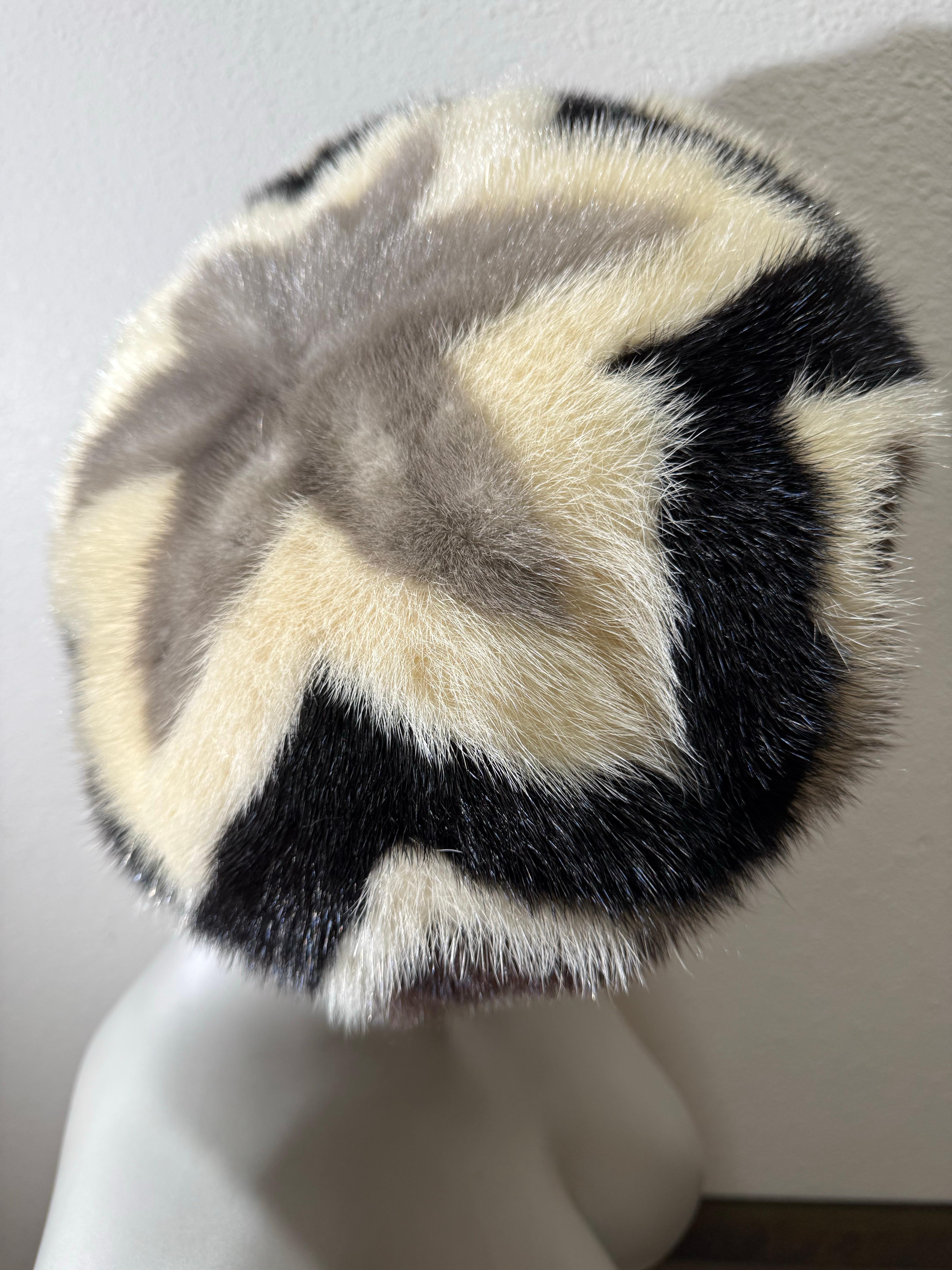 Marron 1960 Irene of New York Chapeau béret en vison tricolore avec motif de pièces en étoile en vente