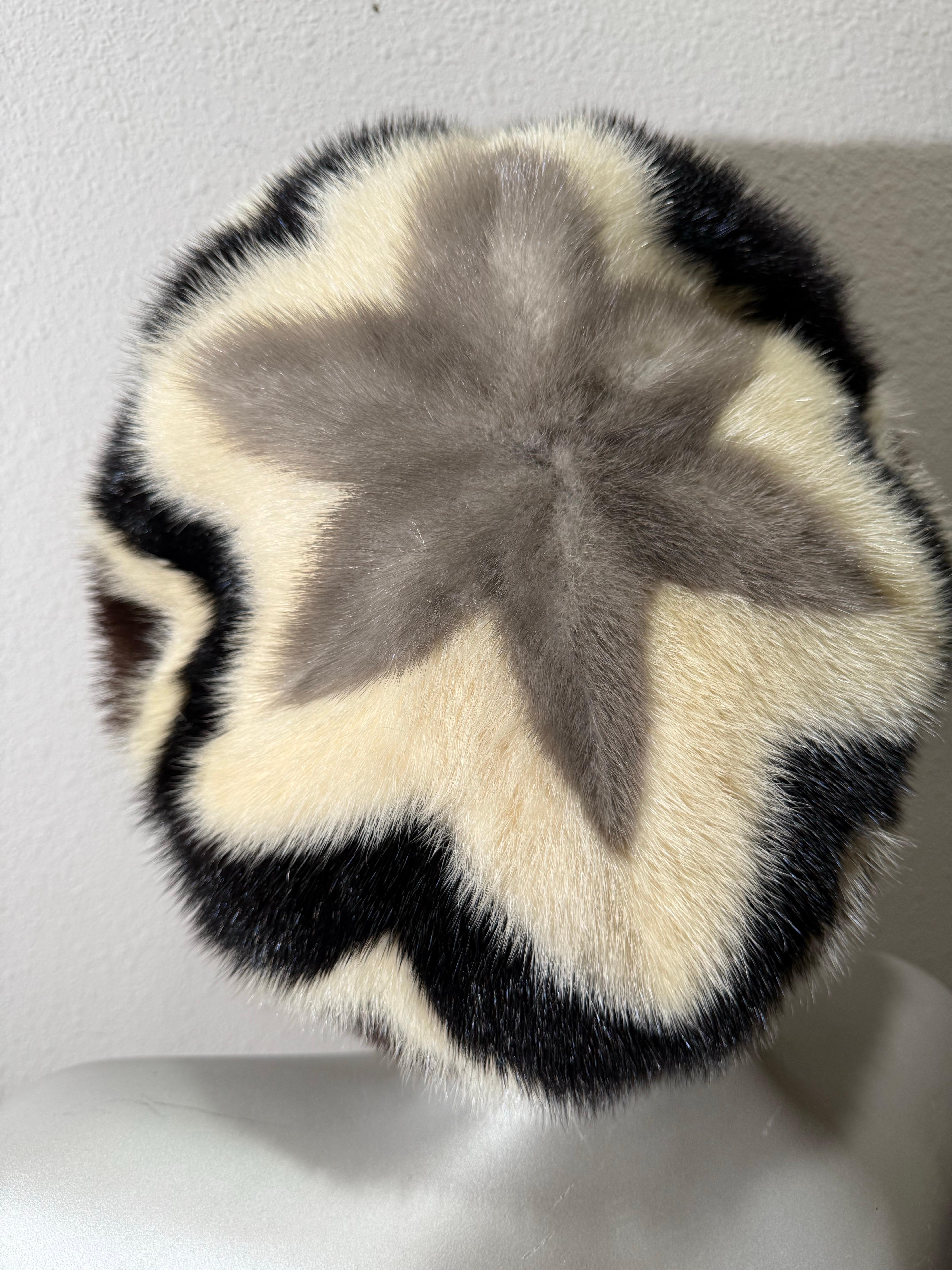 1960 Irene of New York Chapeau béret en vison tricolore avec motif de pièces en étoile Neuf - En vente à Gresham, OR