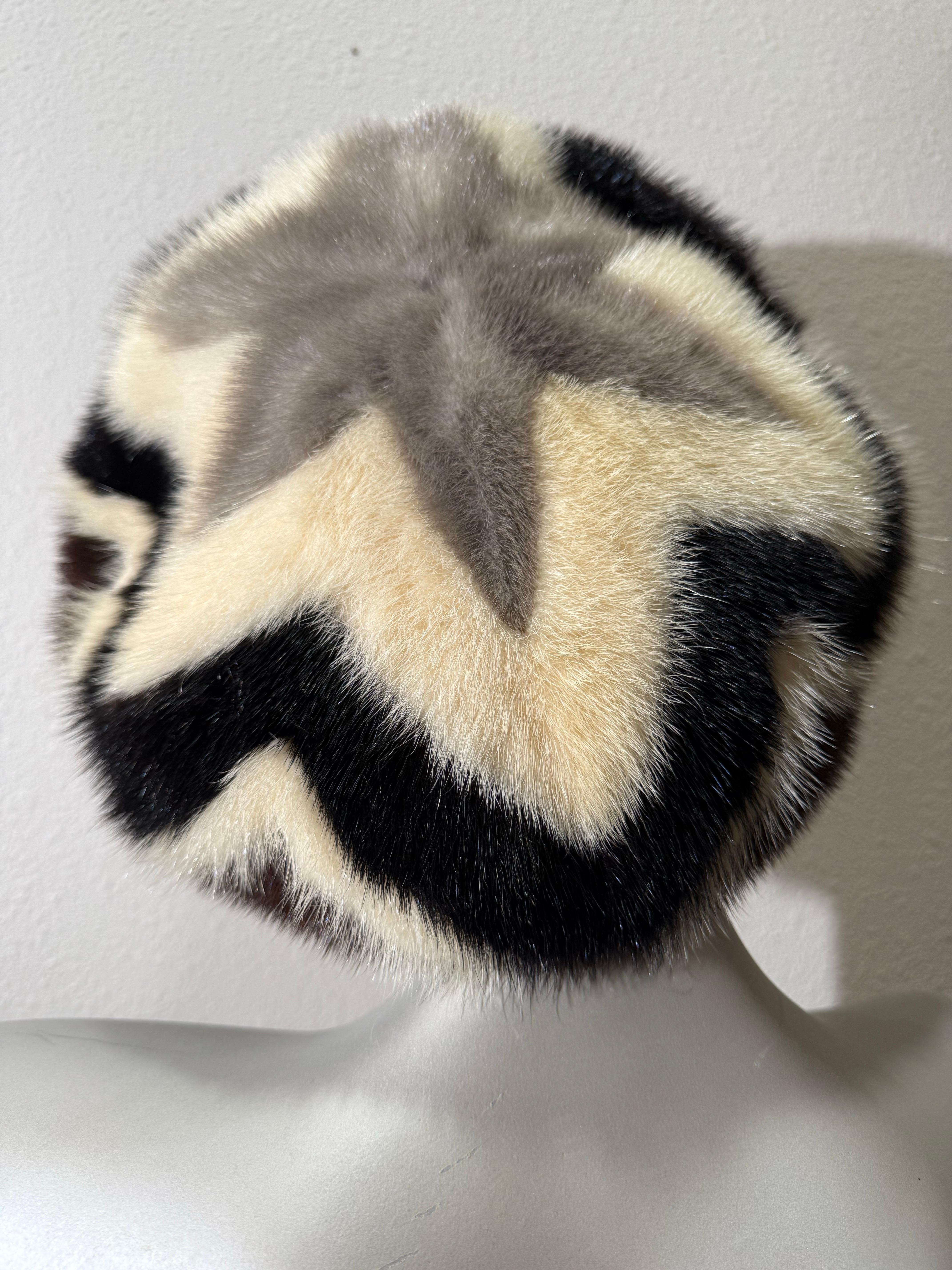 1960 Irene of New York Chapeau béret en vison tricolore avec motif de pièces en étoile Pour femmes en vente