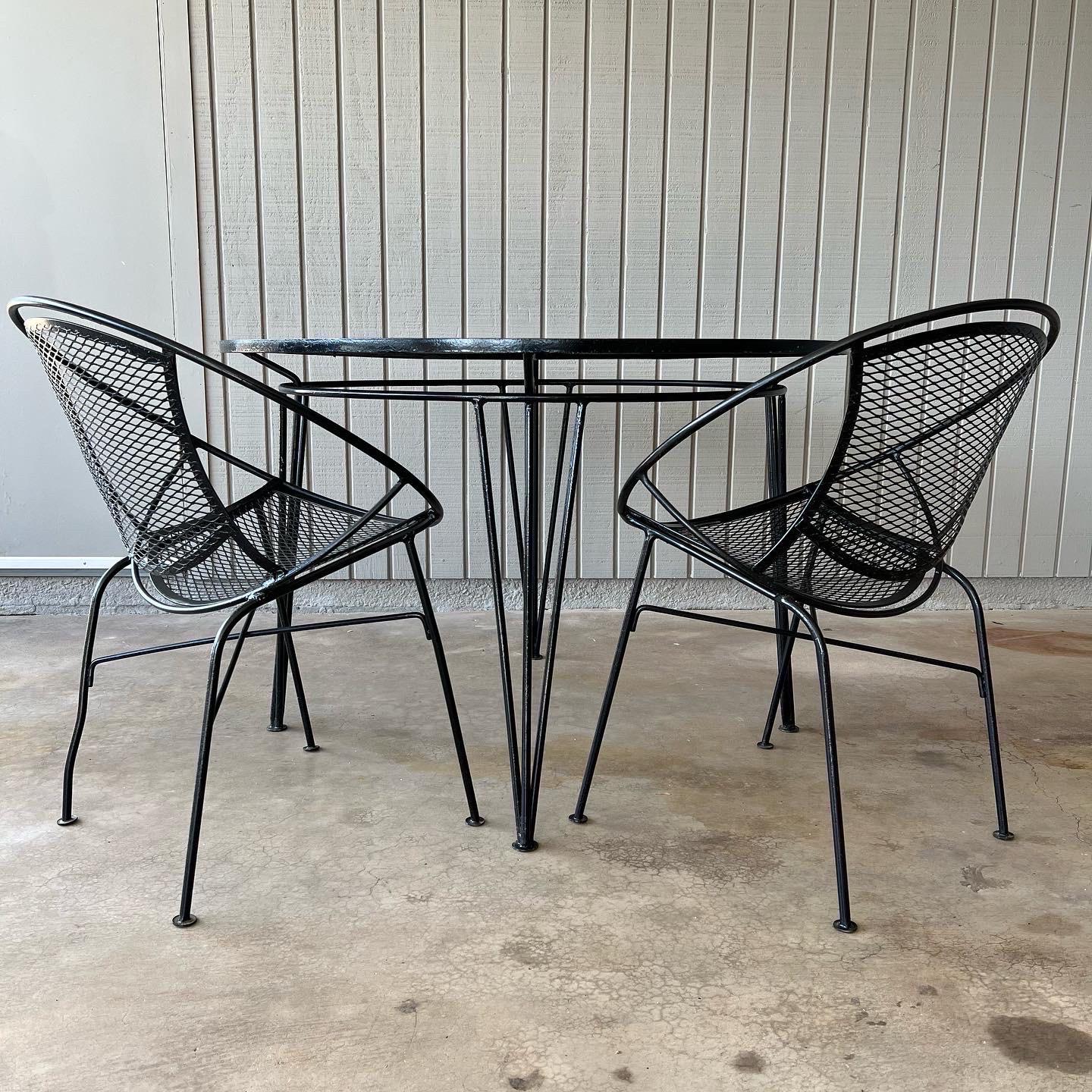 Mid-Century Modern Ensemble de salle à manger d'extérieur en fer Salterini des années 1960, table et deux chaises en vente