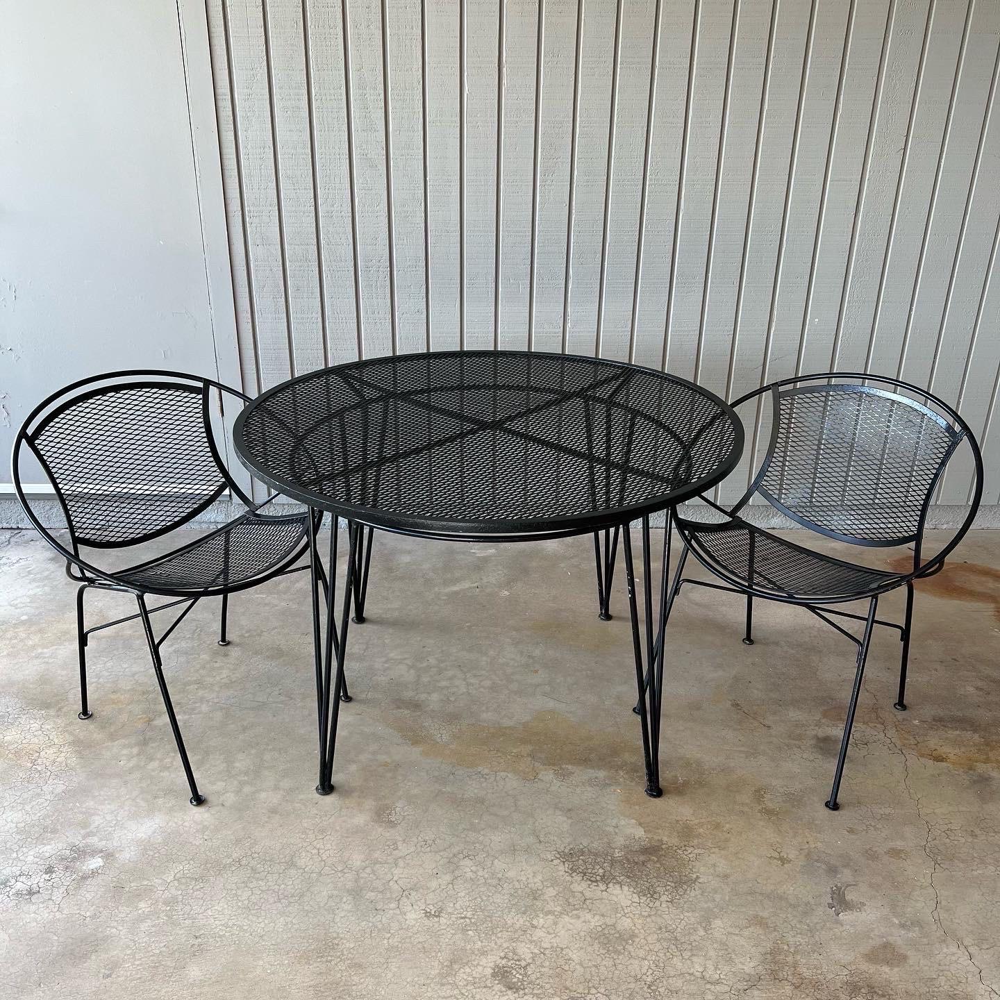 Italian 1960s iron Salterini outdoor bistro dining set, table and two chairs For Sale