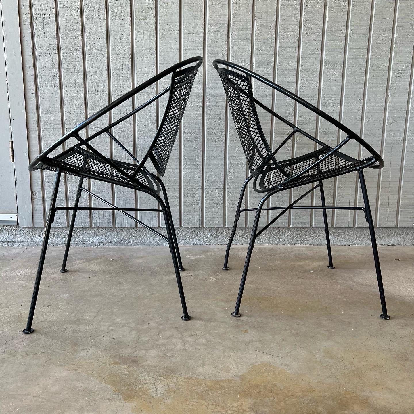 1960s iron Salterini outdoor bistro dining set, table and two chairs In Fair Condition For Sale In Phoenix, AZ