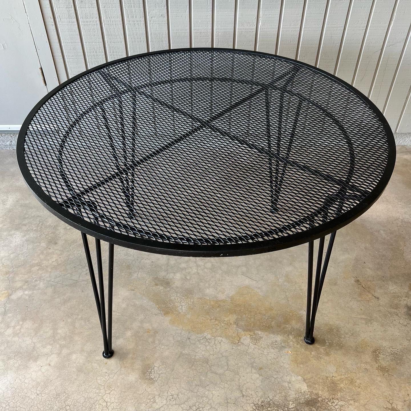 1960s iron Salterini outdoor bistro dining set, table and two chairs For Sale 1