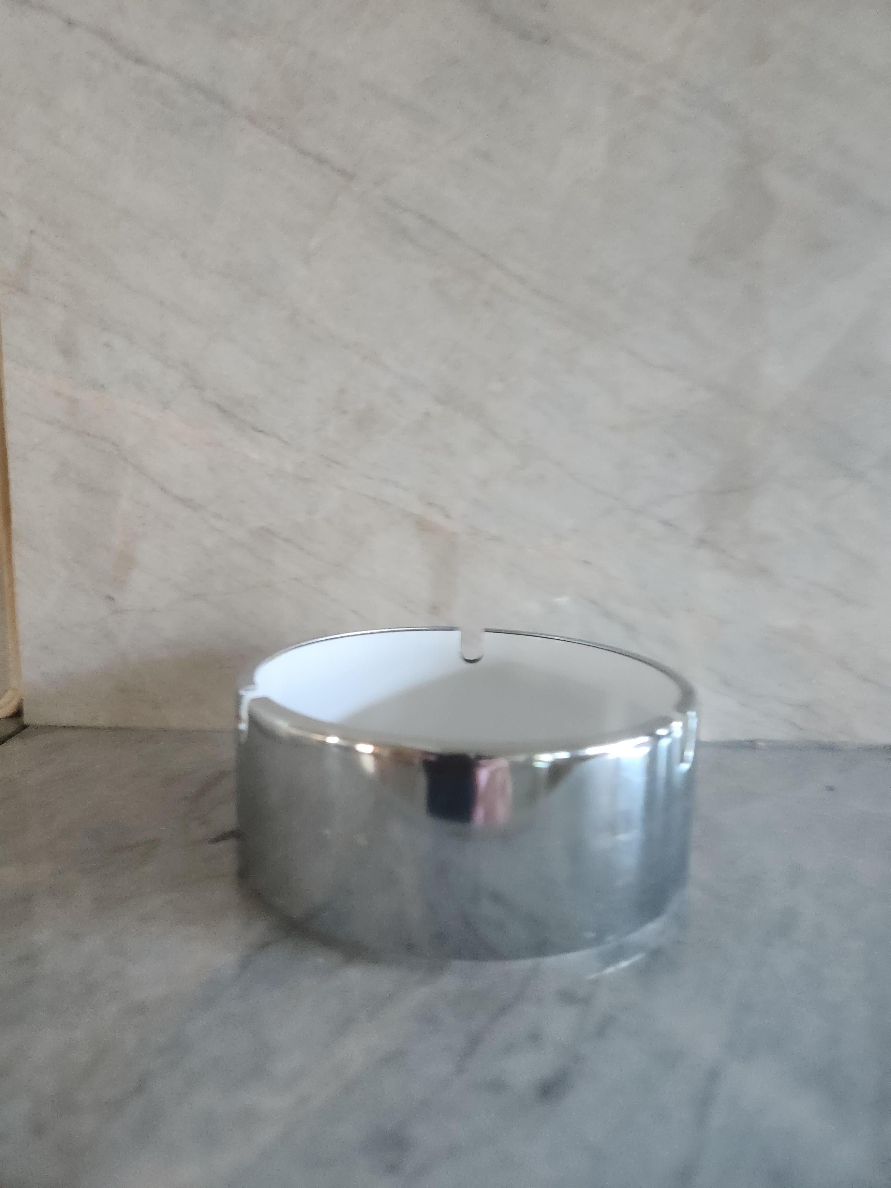 Mid-Century Mod Japanese designer Isamu Kenmochi Mod Ashtray Catchall
silver chrome & melamine snow white
Stamped pat pending.
4 in diameter x 1.75 inches tall.
Original preowned vintage condition. 
Refer to images please.

 
 