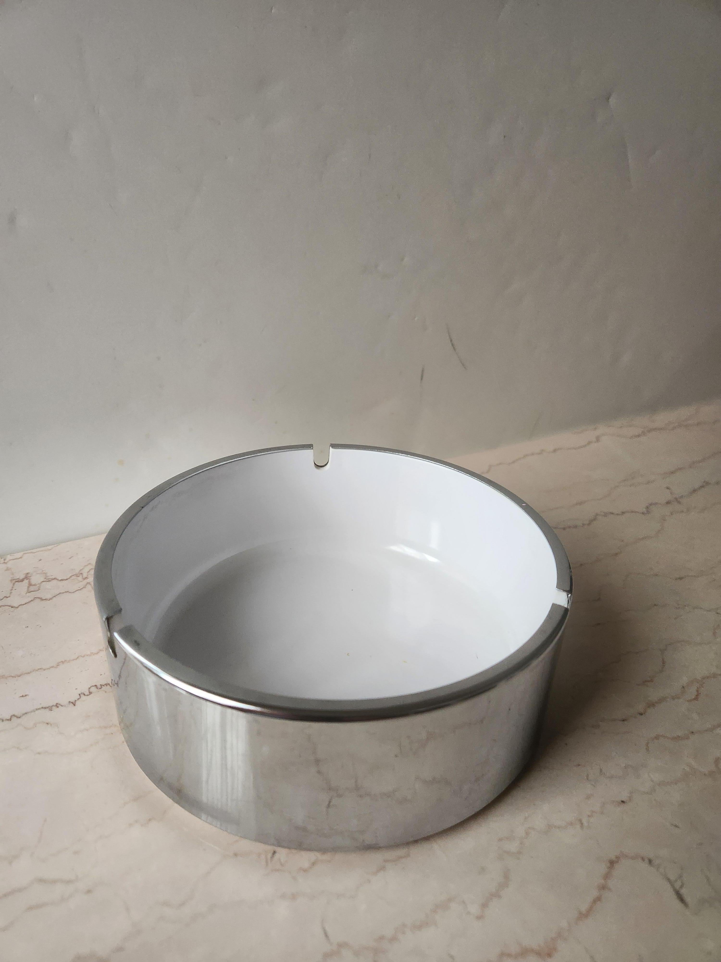 1960er Isamu Kenmochi Mod Großer Aschenbecher Catchall Silber & Weiß (Mitte des 20. Jahrhunderts) im Angebot