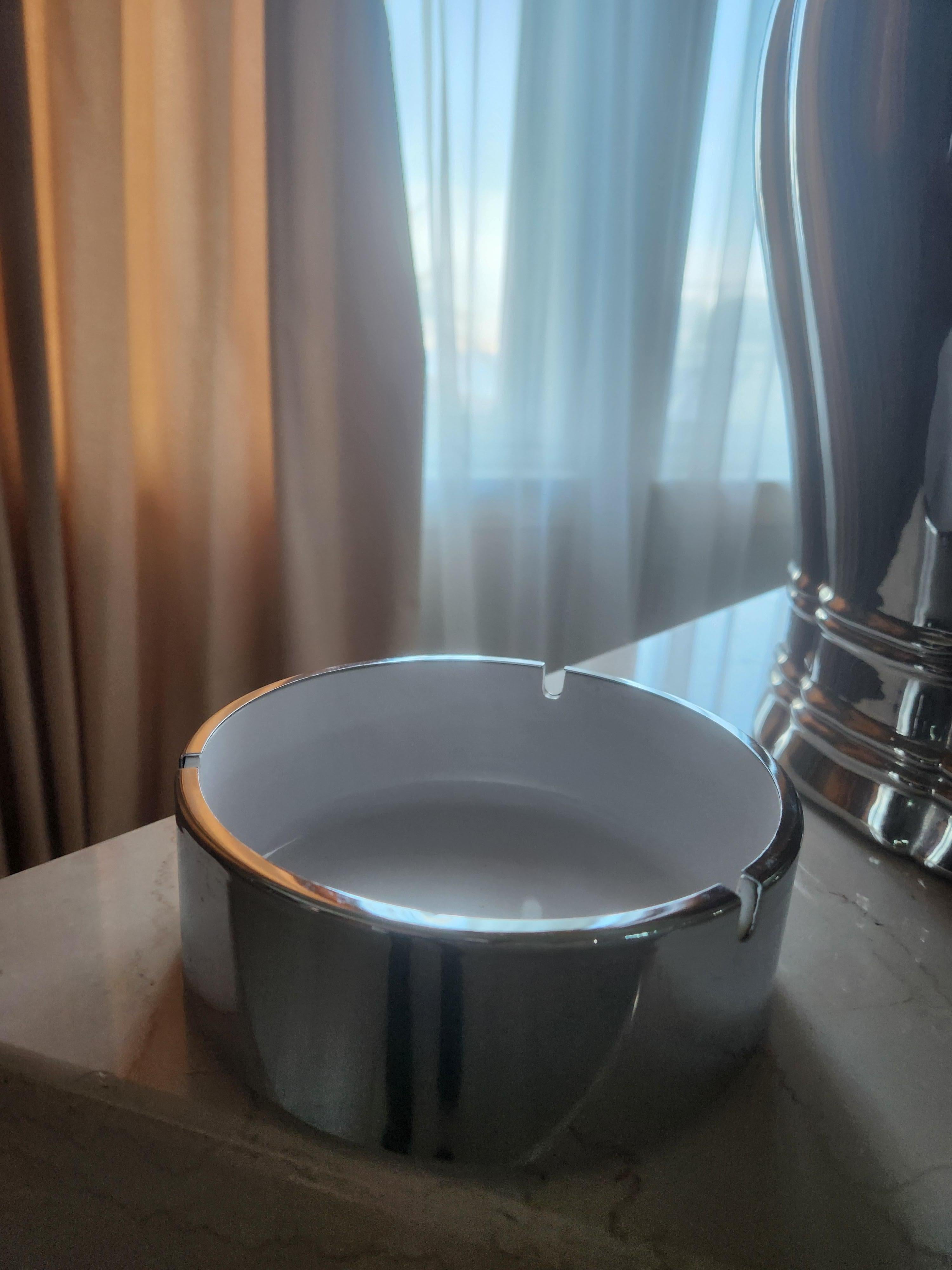 1960er Isamu Kenmochi Mod Großer Aschenbecher Catchall Silber & Weiß (amerikanisch) im Angebot