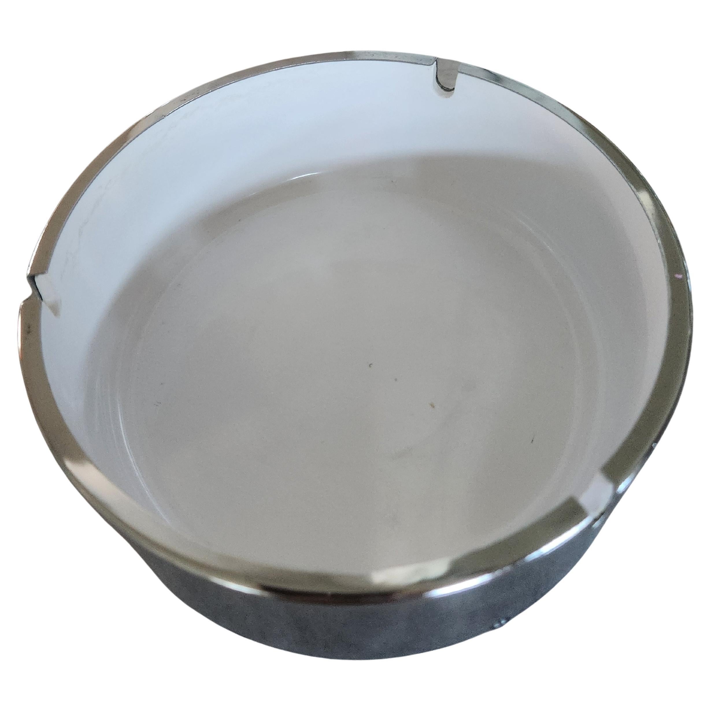 Mid-Century Mod Japanischer Designer Isamu Kenmochi Mod Großer Aschenbecher Catchall
silber chrom & melamin schneeweiß
Gestempelte Pat. ausstehend.
6 im Durchmesser x 2 Zoll hoch.
Originaler, gebrauchter Vintage-Zustand. 
Sehen Sie sich bitte die