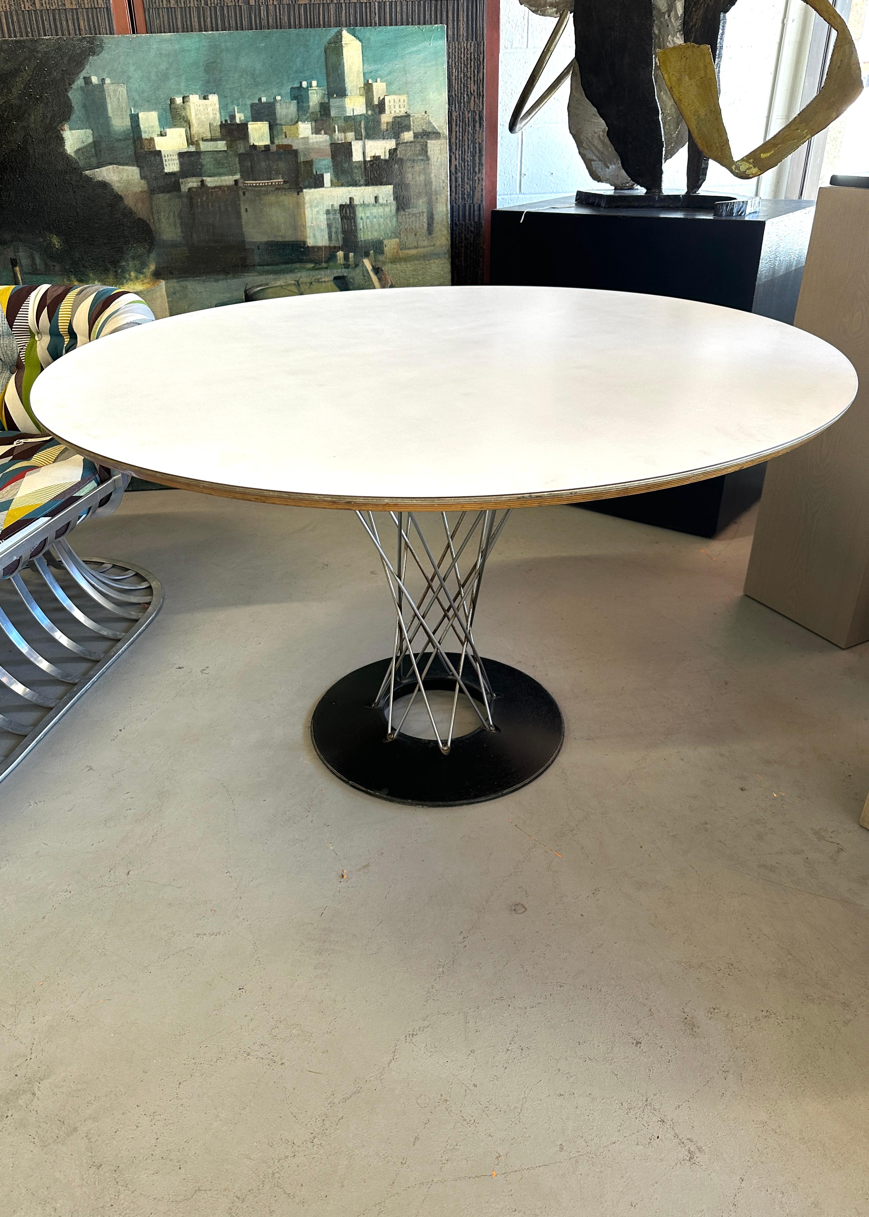 Un bel exemple de table Cyclone Isamu Noguchi pour Label, datant des années 1960, avec l'étiquette 320 Park Avenue en dessous.  Cette table fait un peu moins de 48 pouces de diamètre et Knoll ne fabrique plus de tables de cette taille. Le plateau en