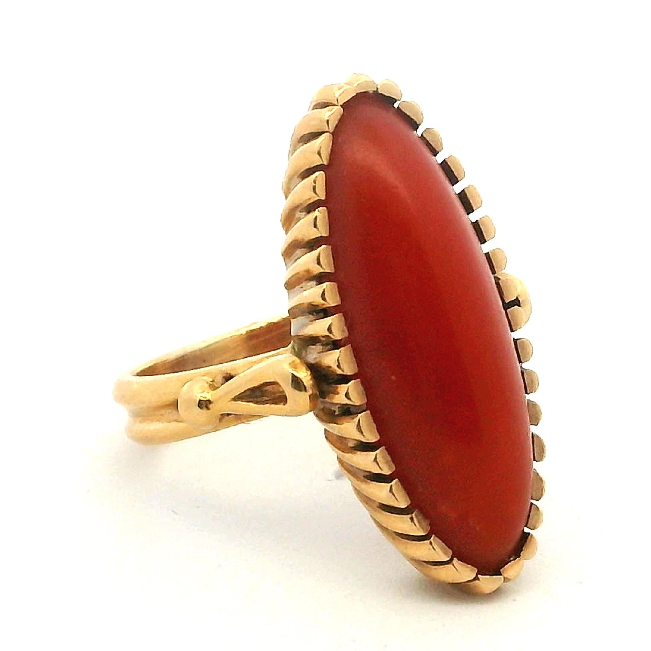 Anello italiano anni '60 in oro 18 carati e corallo rosso a navette in vendita 4