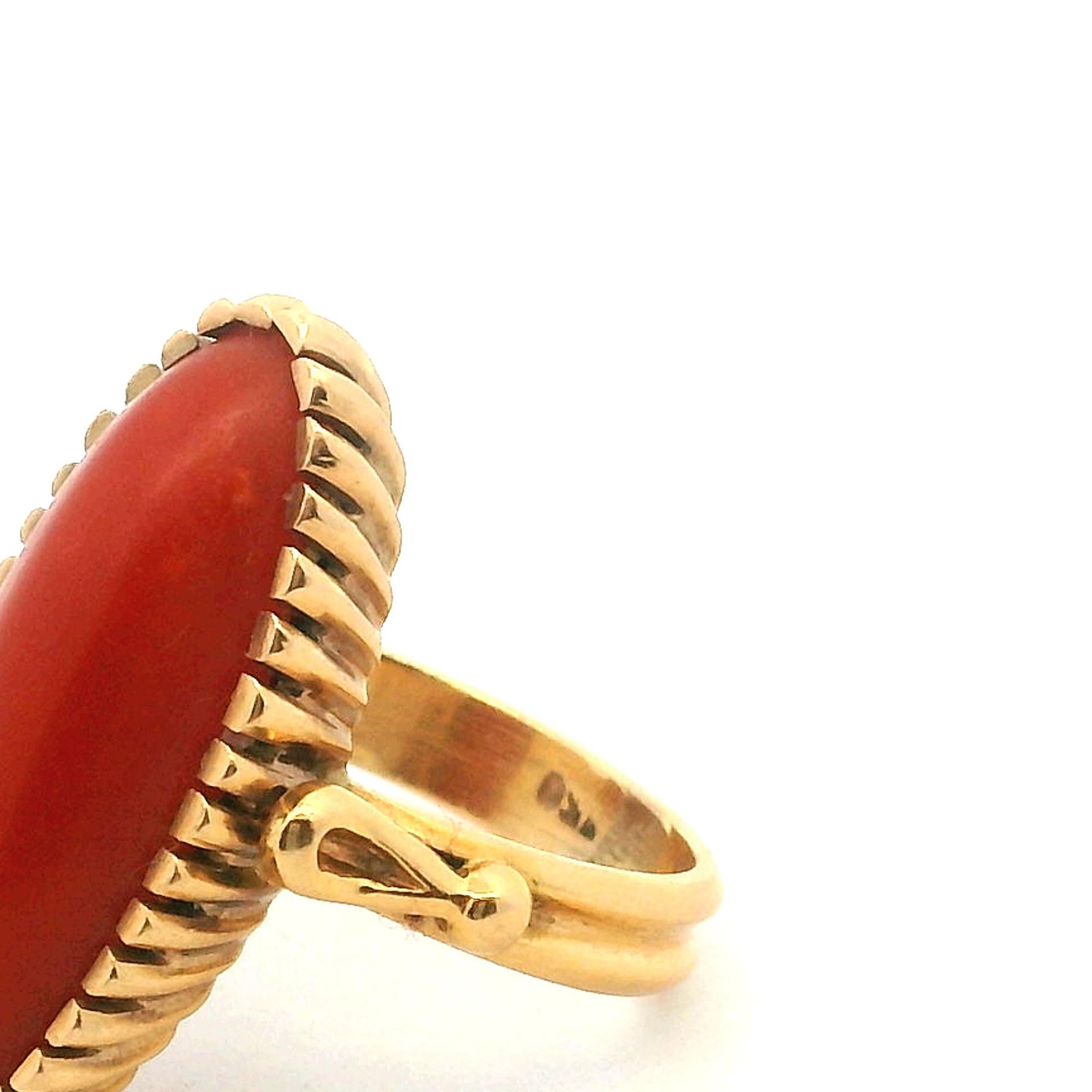 Anello italiano anni '60 in oro 18 carati e corallo rosso a navette in vendita 5