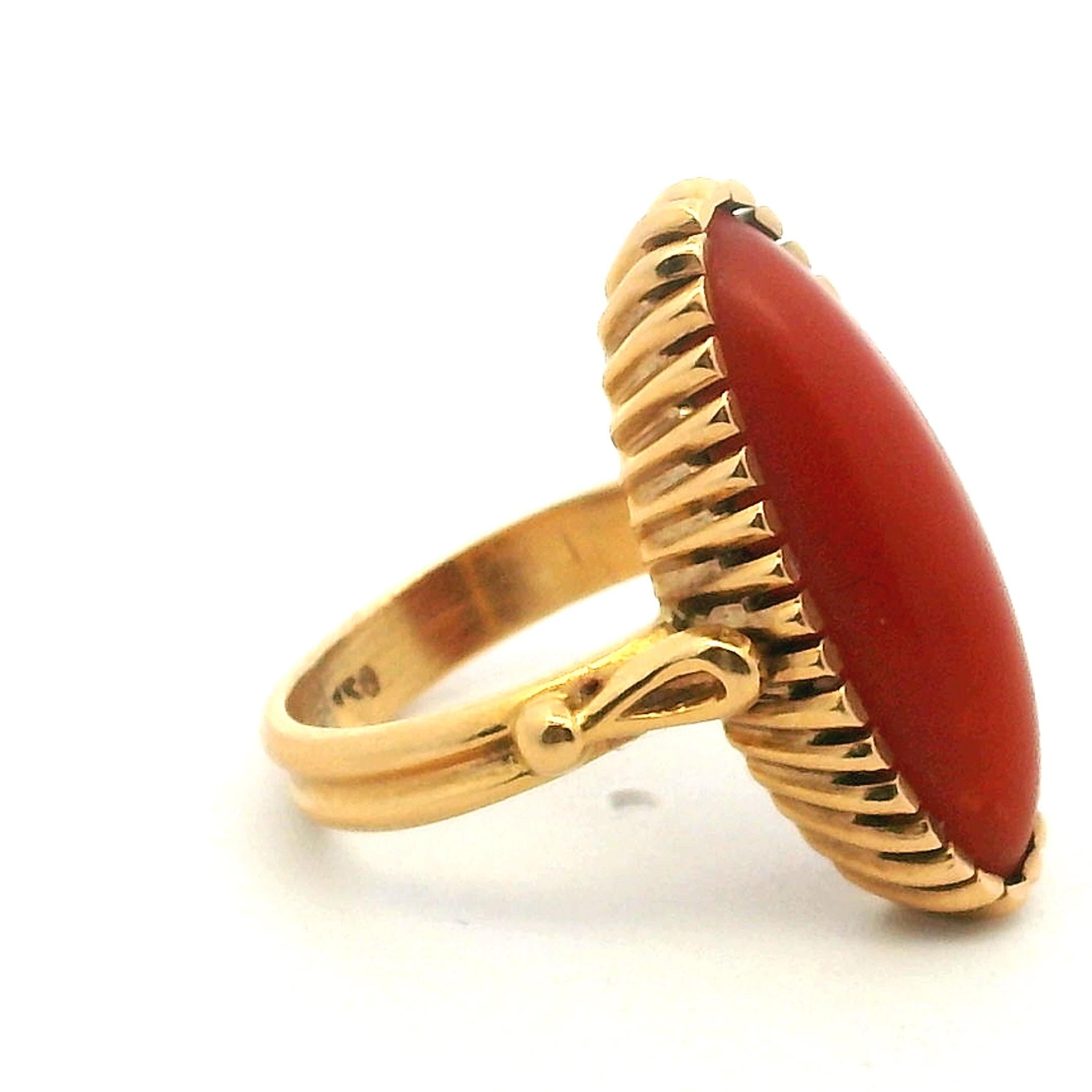 Modernista Anello italiano anni '60 in oro 18 carati e corallo rosso a navette in vendita