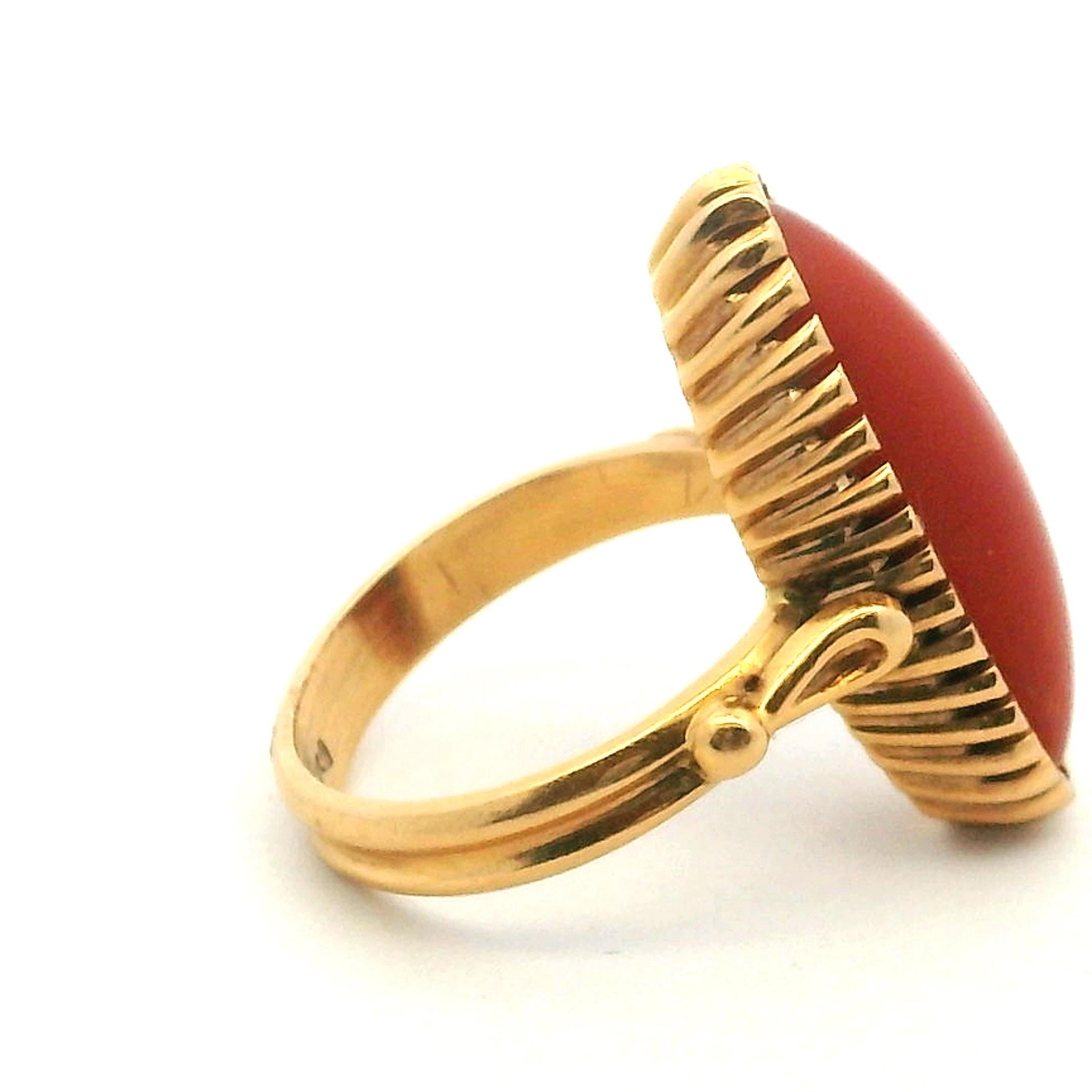 Taglio ovale Anello italiano anni '60 in oro 18 carati e corallo rosso a navette in vendita
