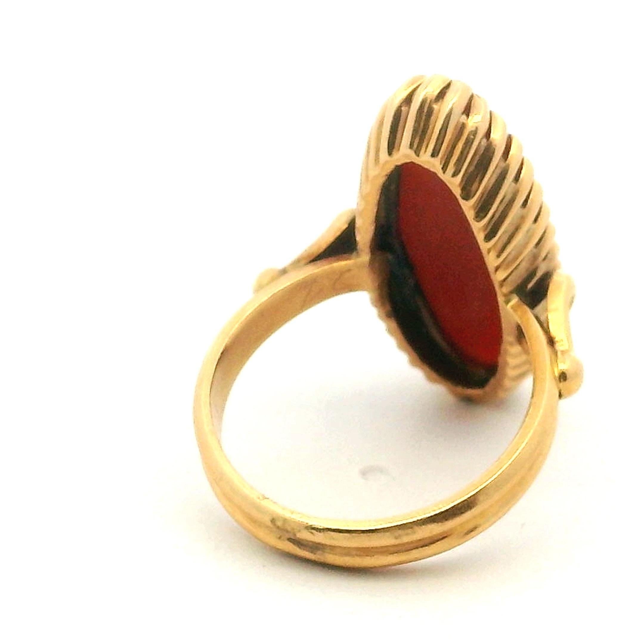 Anello italiano anni '60 in oro 18 carati e corallo rosso a navette In condizioni ottime in vendita a Miami, FL