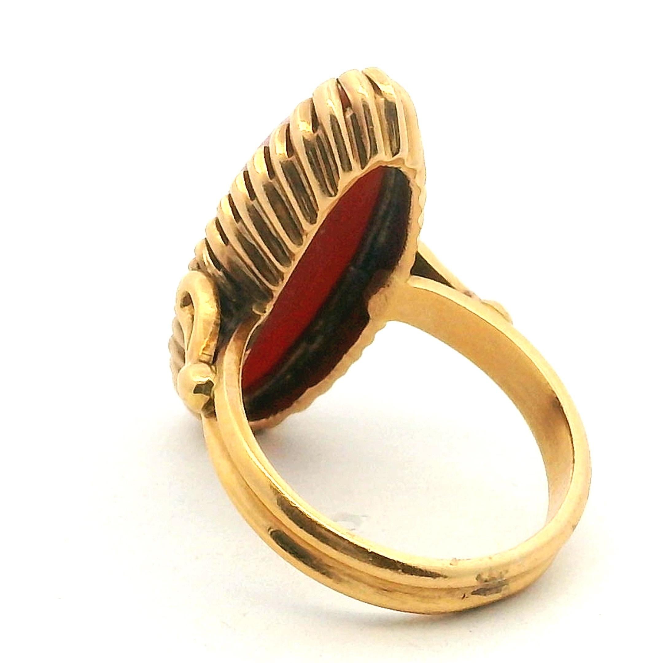 Donna Anello italiano anni '60 in oro 18 carati e corallo rosso a navette in vendita