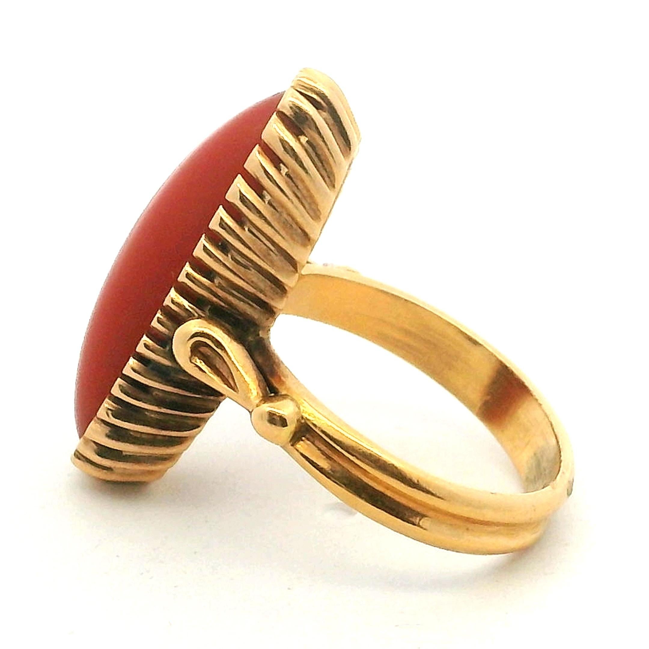 Anello italiano anni '60 in oro 18 carati e corallo rosso a navette in vendita 1