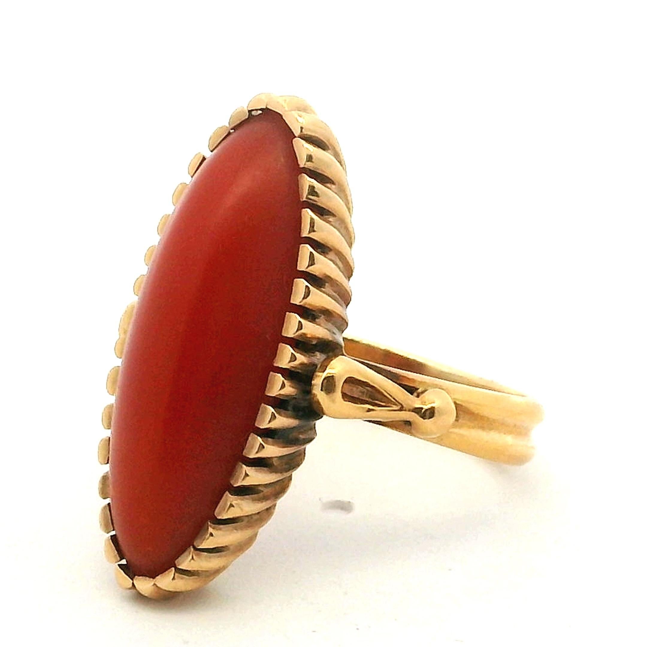 Anello italiano anni '60 in oro 18 carati e corallo rosso a navette in vendita 2