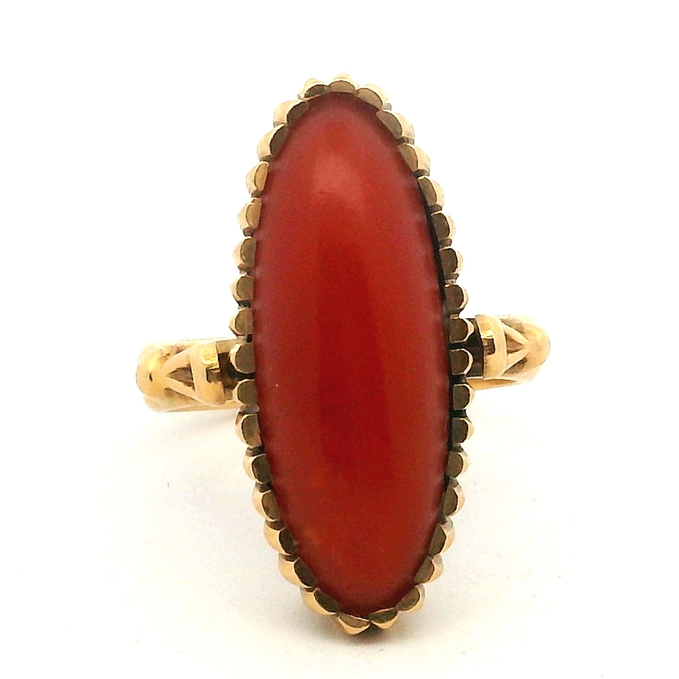 Anello italiano anni '60 in oro 18 carati e corallo rosso a navette in vendita 3
