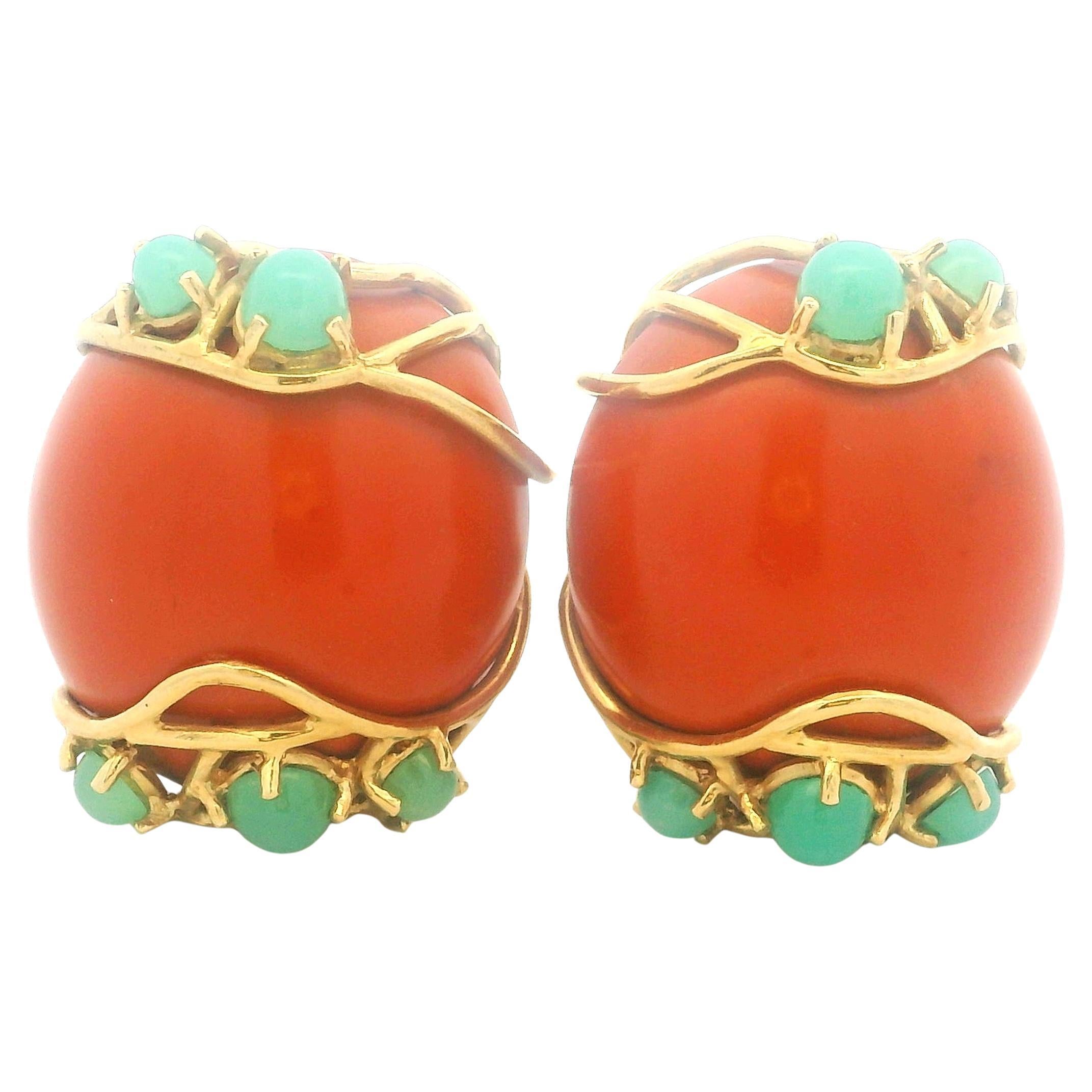 Boucles d'oreilles italiennes des années 1960 en or 18 carats avec cabochons de corail et de chrysoprase