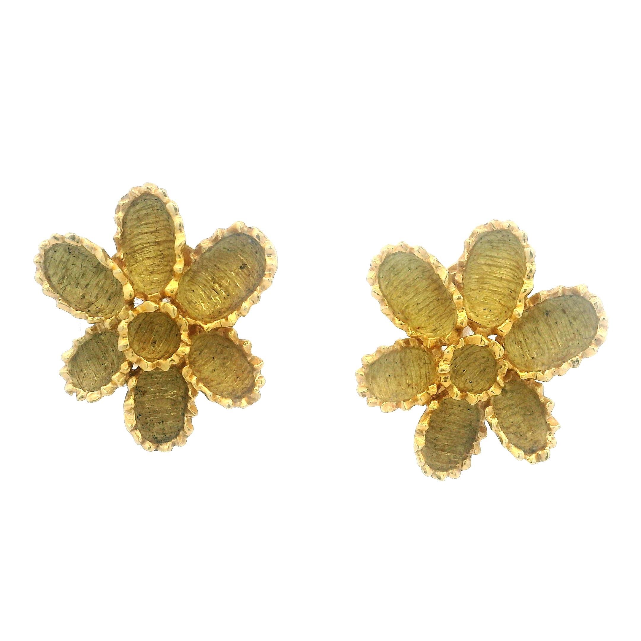 Un raffinato paio di orecchini italiani in oro giallo 18 carati, realizzati da un abile Atelier A negli anni 1960-1970. Progettati come fiori a sei petali, ogni petalo è riccamente strutturato per catturare la luce e il movimento.
Con un peso di