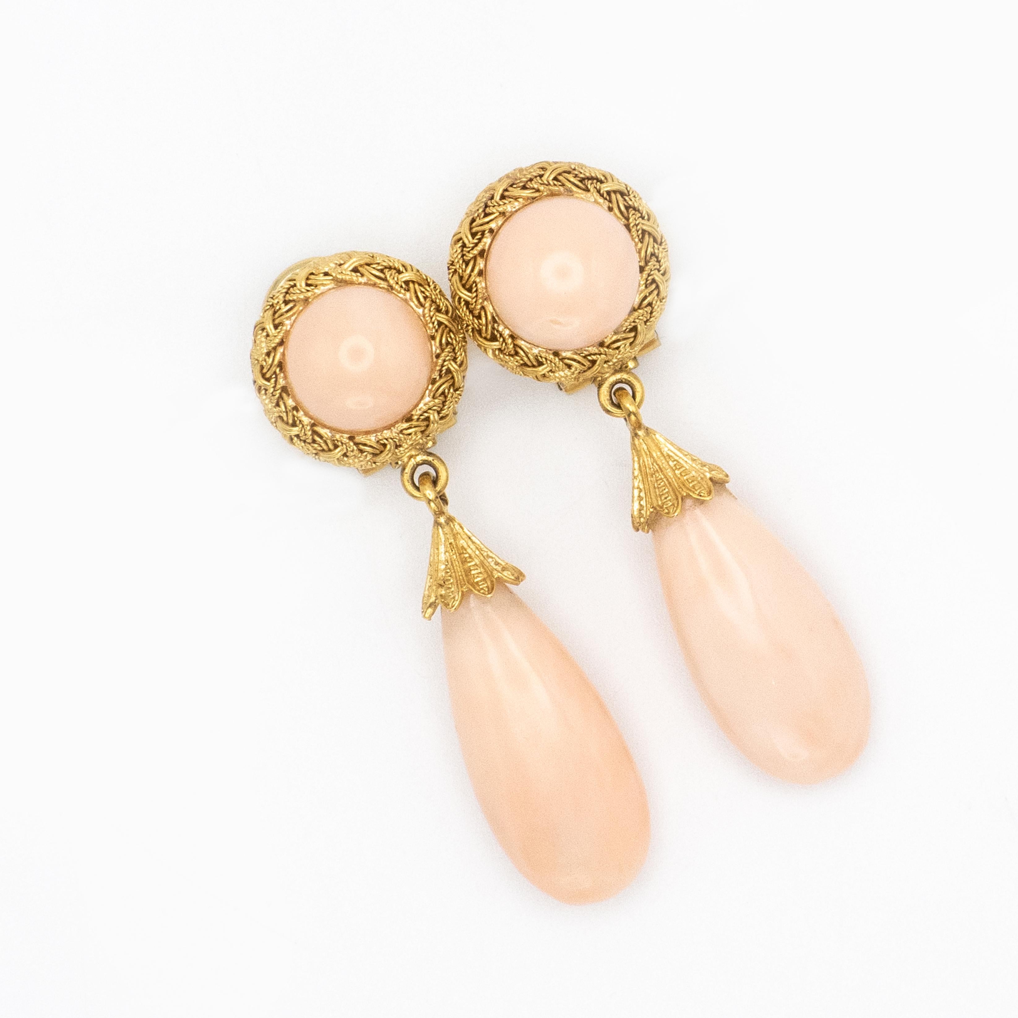 Vintage 1960s Italian 18K yellow gold angel skin coral drop earrings with intricate woven designed. Lovely pink tone large half dome coral with clip-on and dangling long tear drop coral.

Approximate Gross Weight: 17.40 grams

Approximate