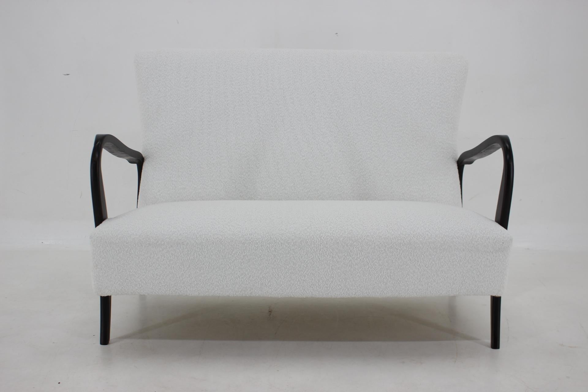 Mid-Century Modern 1960s Italian 2-Seater Sofa in Bouclé For Sale