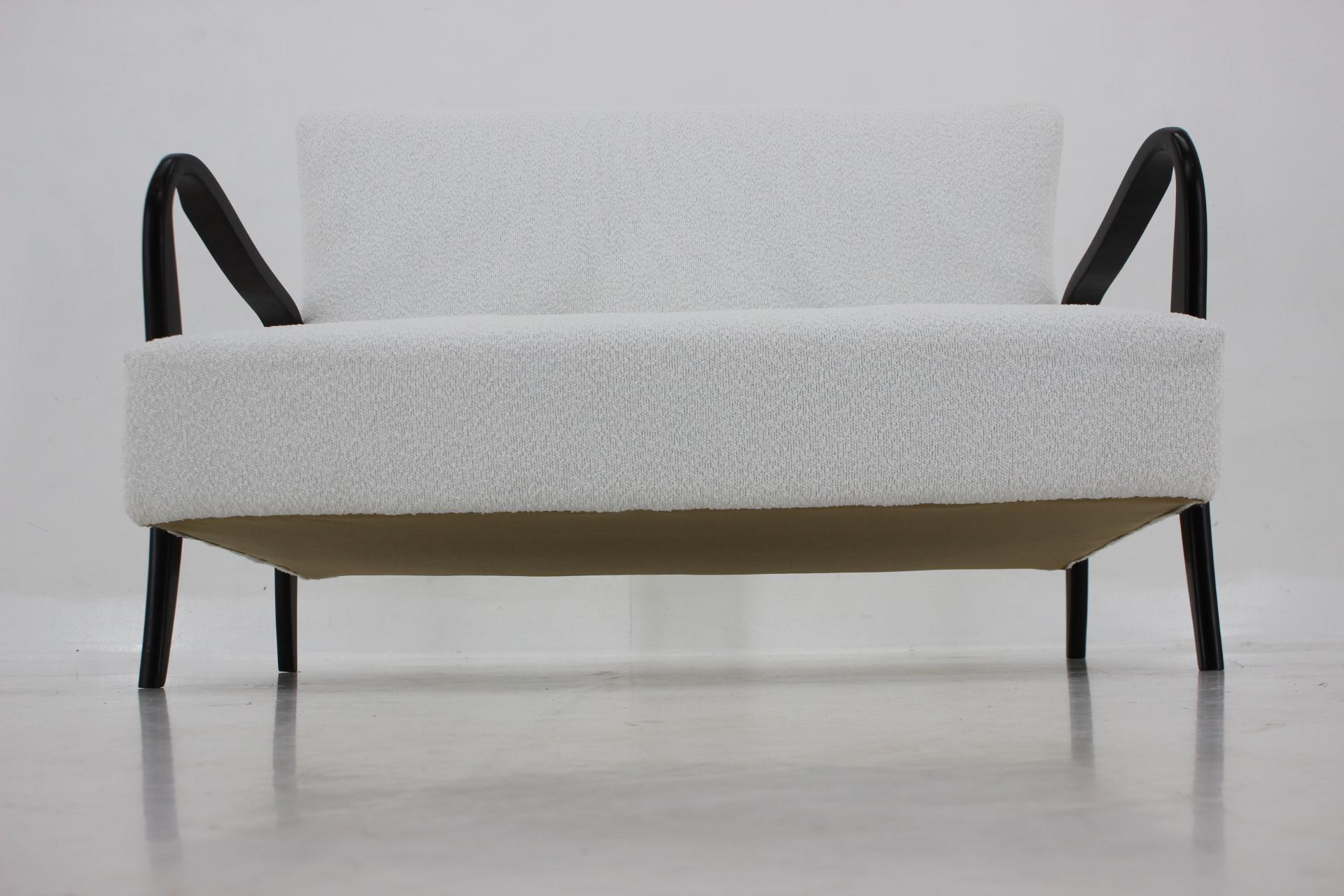 1960s Italian 2-Seater Sofa in Bouclé In Good Condition For Sale In Praha, CZ