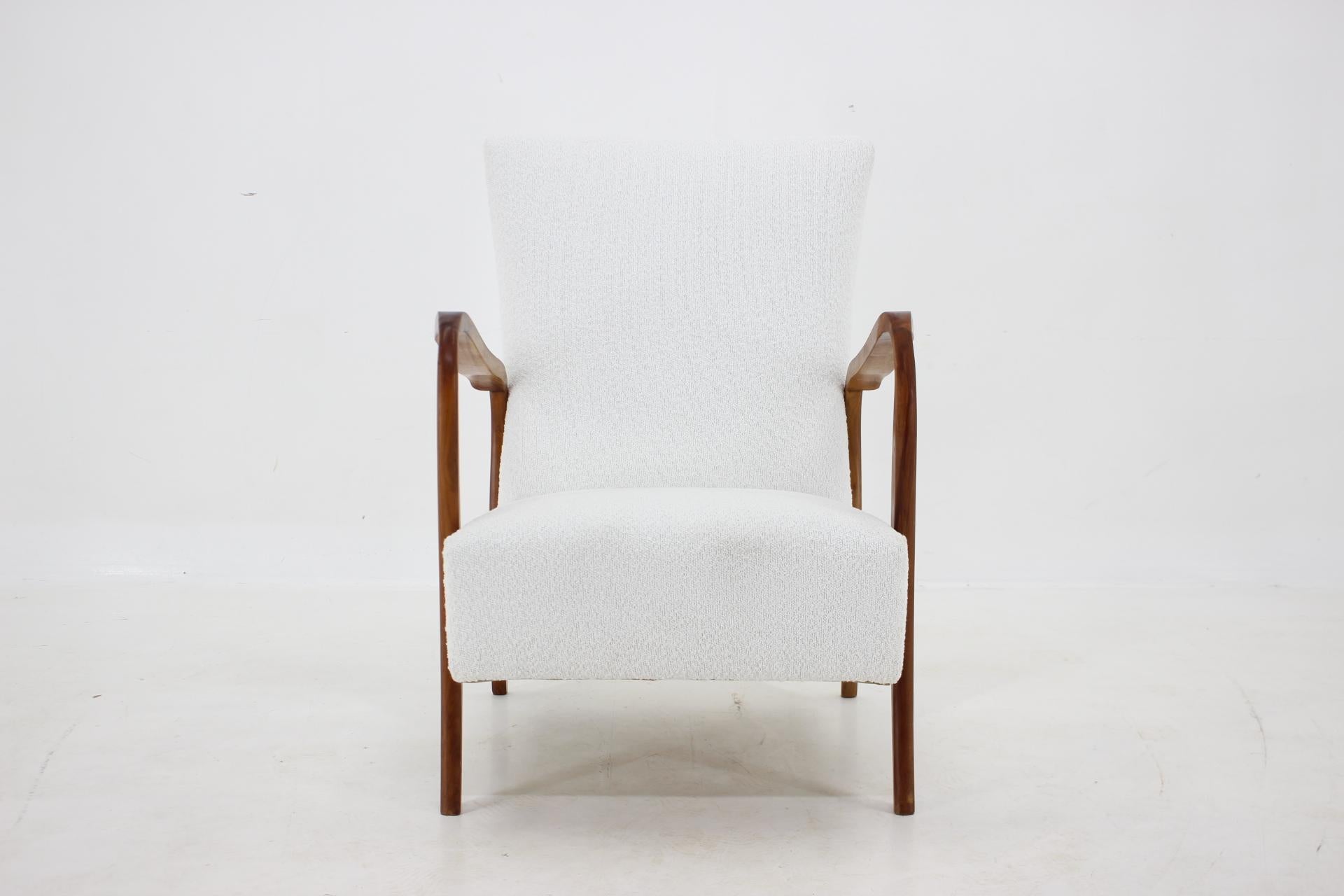 - newly upholstered in white Boucle fabric
- carefully refurbished 
- height of seat 37 cm.