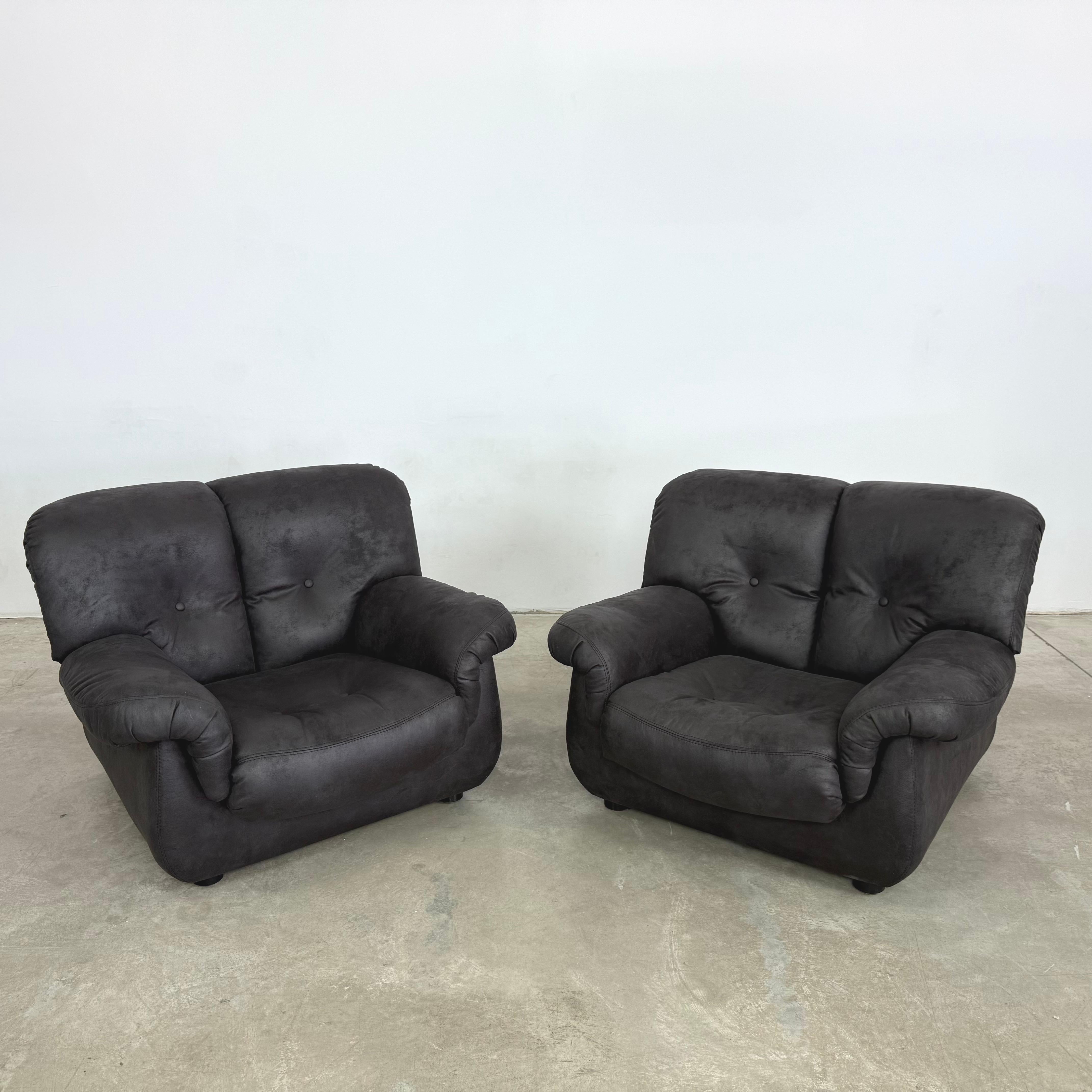 Mid-Century Modern Fauteuils italiens des années 1960 attr. à PelleRossi - une paire en vente
