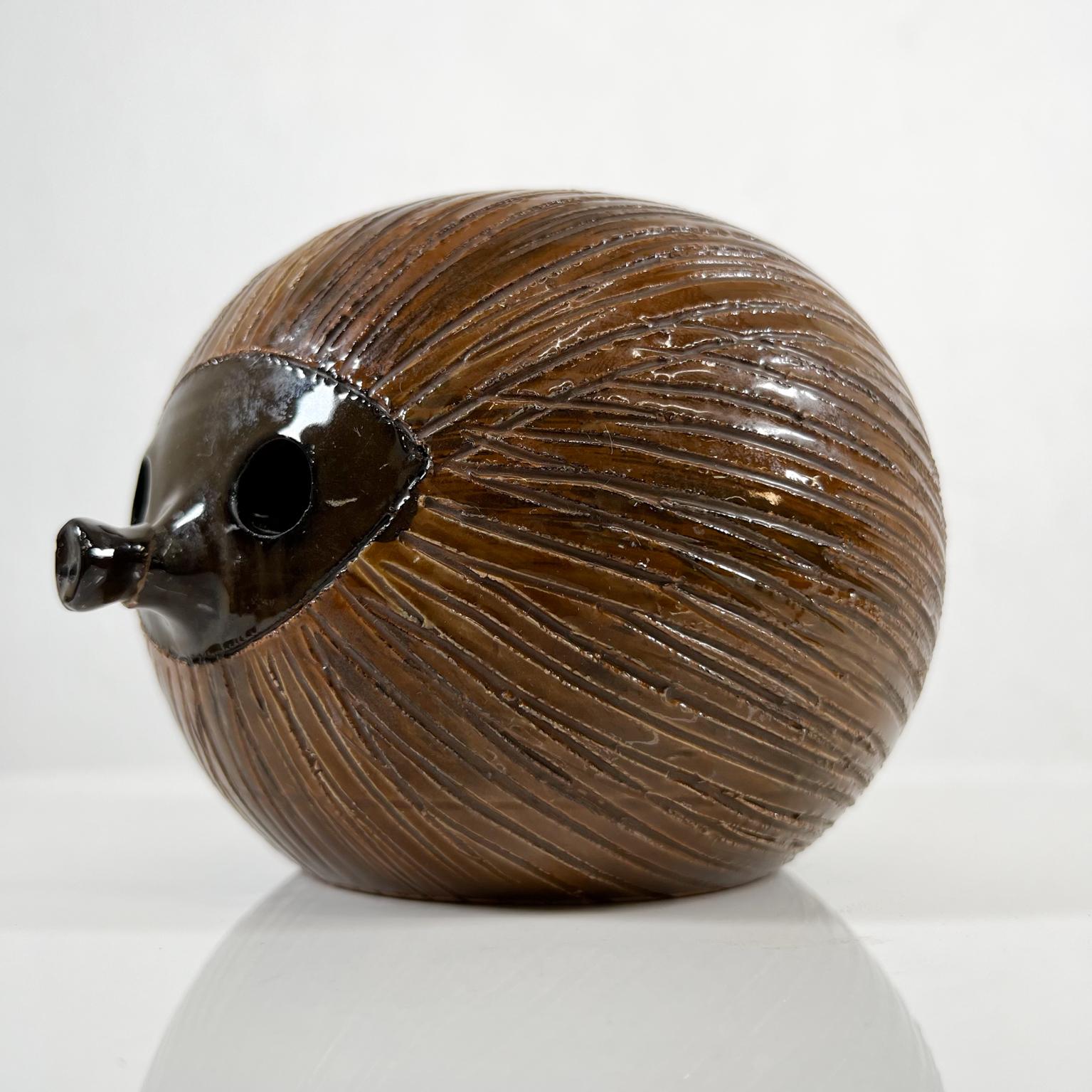 Vintage 1960s by Aldo Londi of Bitossi ceramic Art Pottery Italy MCM
Handmade piggy bank figural hedgehog
Signed Italy
Measures: 6 diameter x 5.5 wide x 4.75 tall
Preowned original unrestored vintage condition
See images provided.