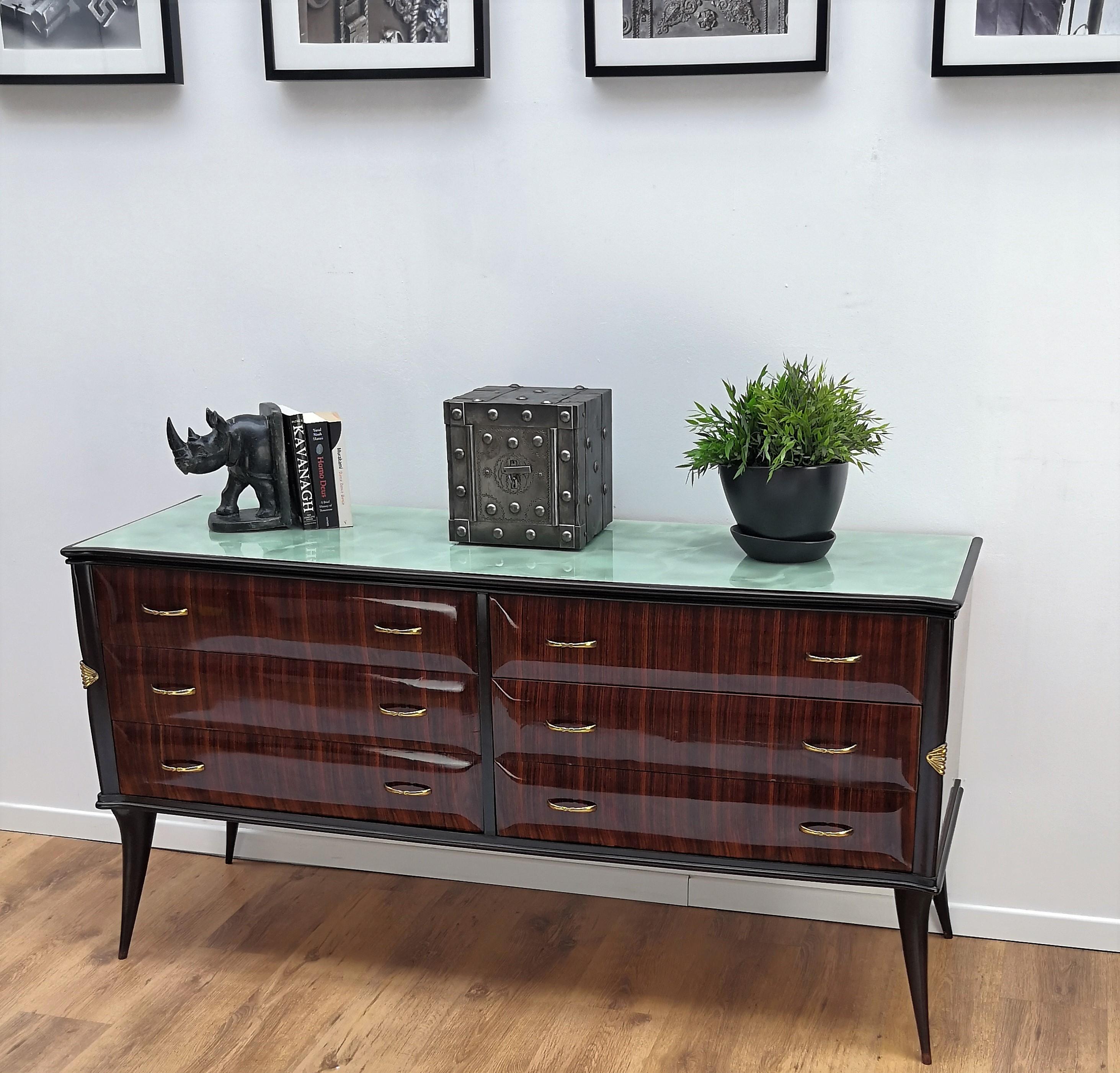 Beautiful Italian 1960s sideboard, credenza, buffet or chest of drawers in elegant and classic wood in its natural graining with gilt brass details such as the drawers handles, the legs feet and side shell decorations. This sideboard has 6 frontal