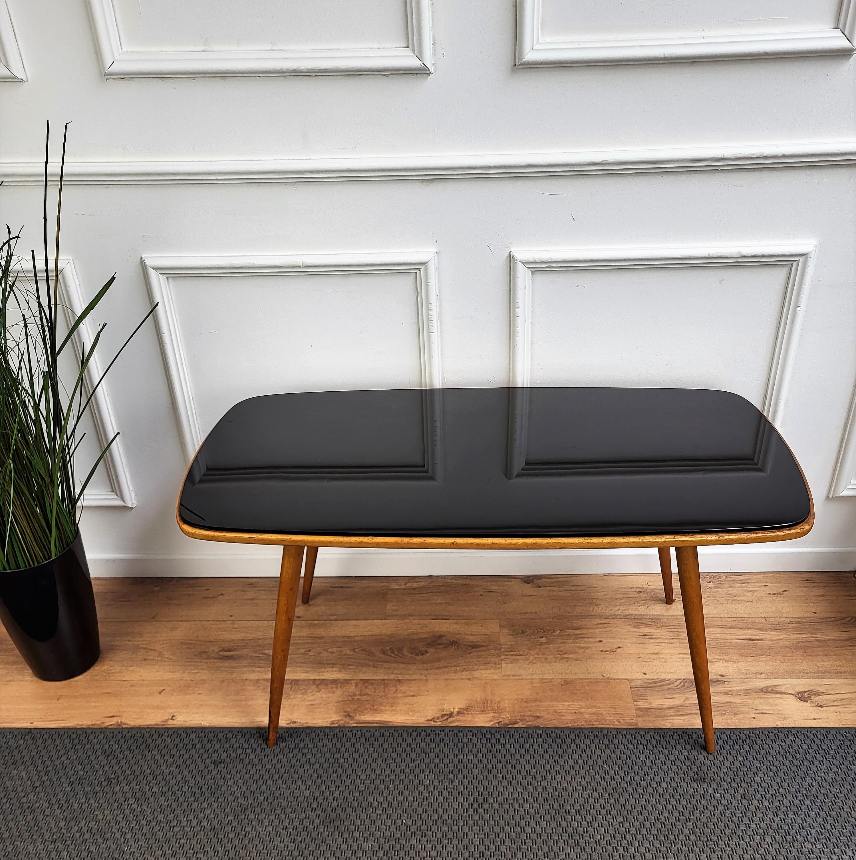 20ième siècle Table d'appoint ou table basse Art déco italien des années 1960, en noyer et laiton, avec plateau en verre. en vente