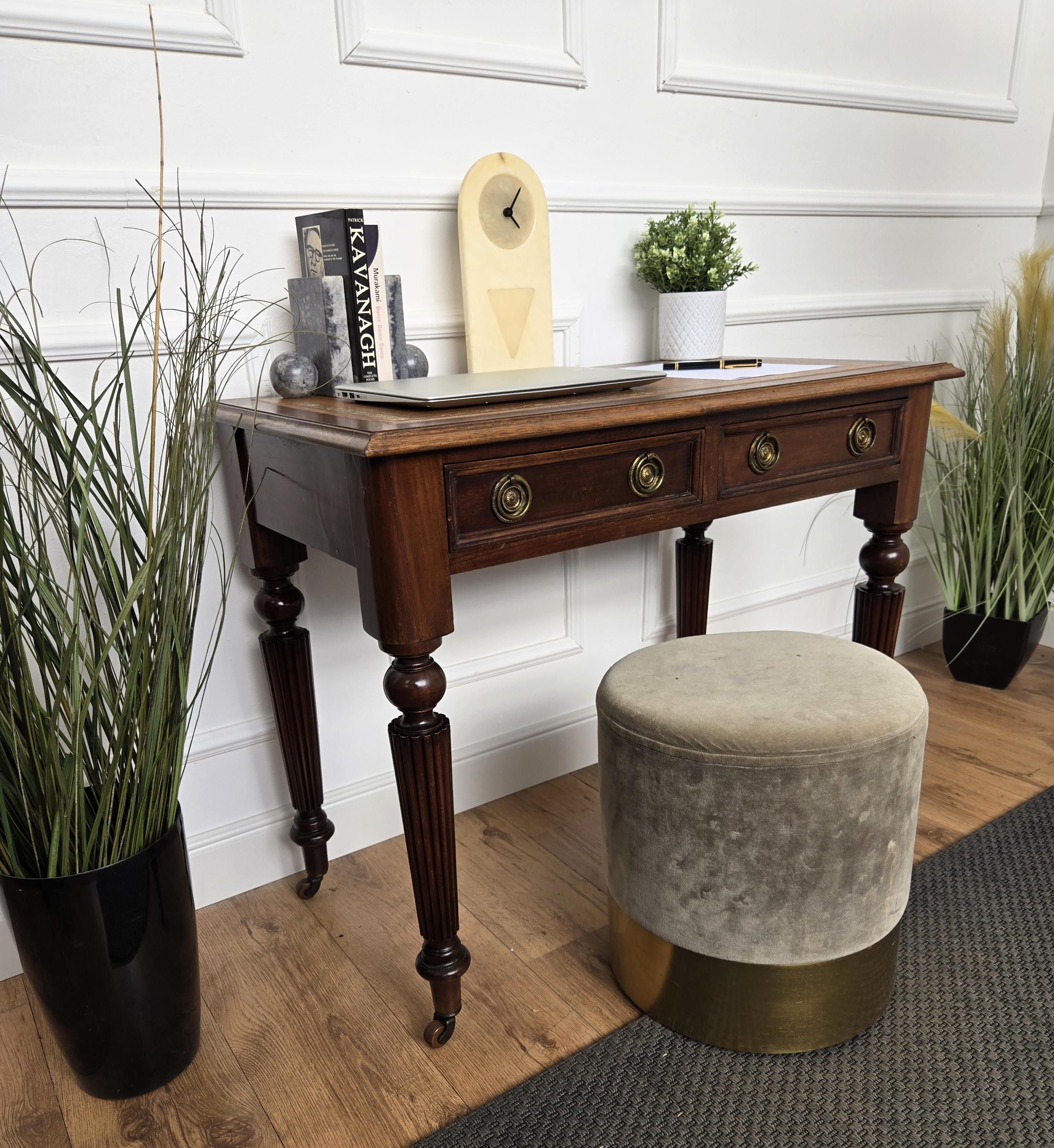 Mid-Century moderno 1960 Art Deco italiano Mid-Century Walnut Brass Leather Desk Writing Table in vendita