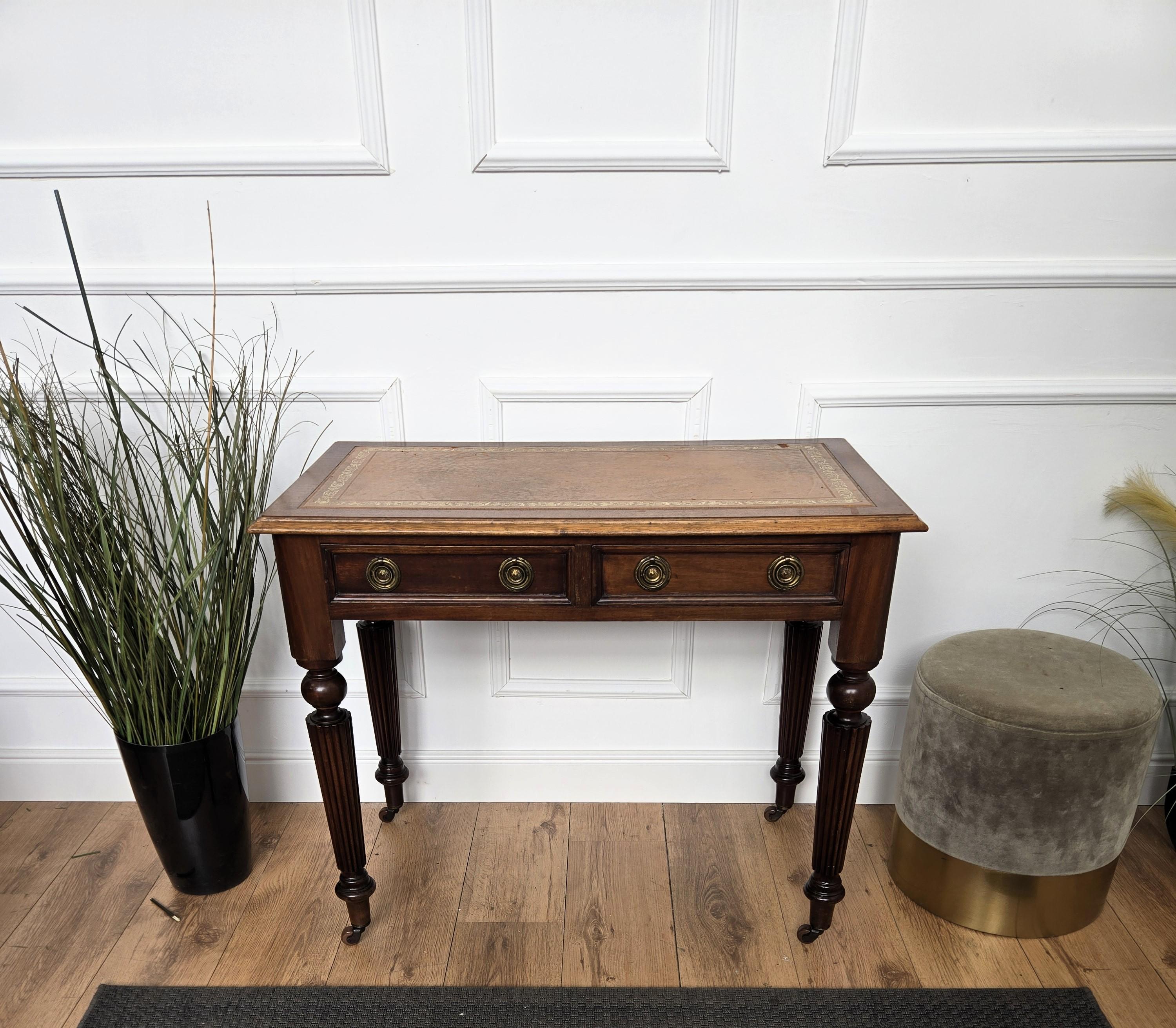 1960 Art Deco italiano Mid-Century Walnut Brass Leather Desk Writing Table In condizioni buone in vendita a Carimate, Como