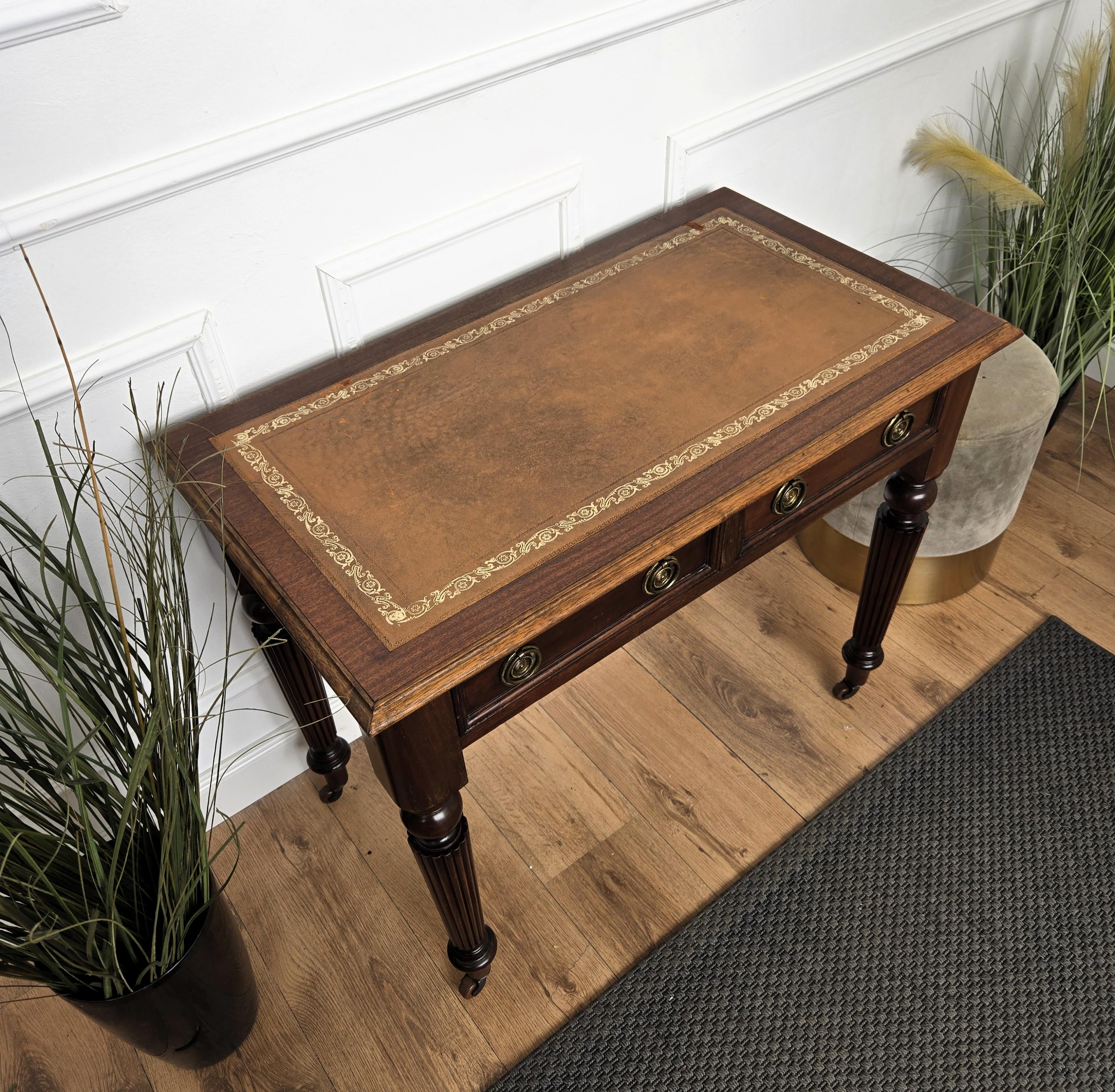 XX secolo 1960 Art Deco italiano Mid-Century Walnut Brass Leather Desk Writing Table in vendita