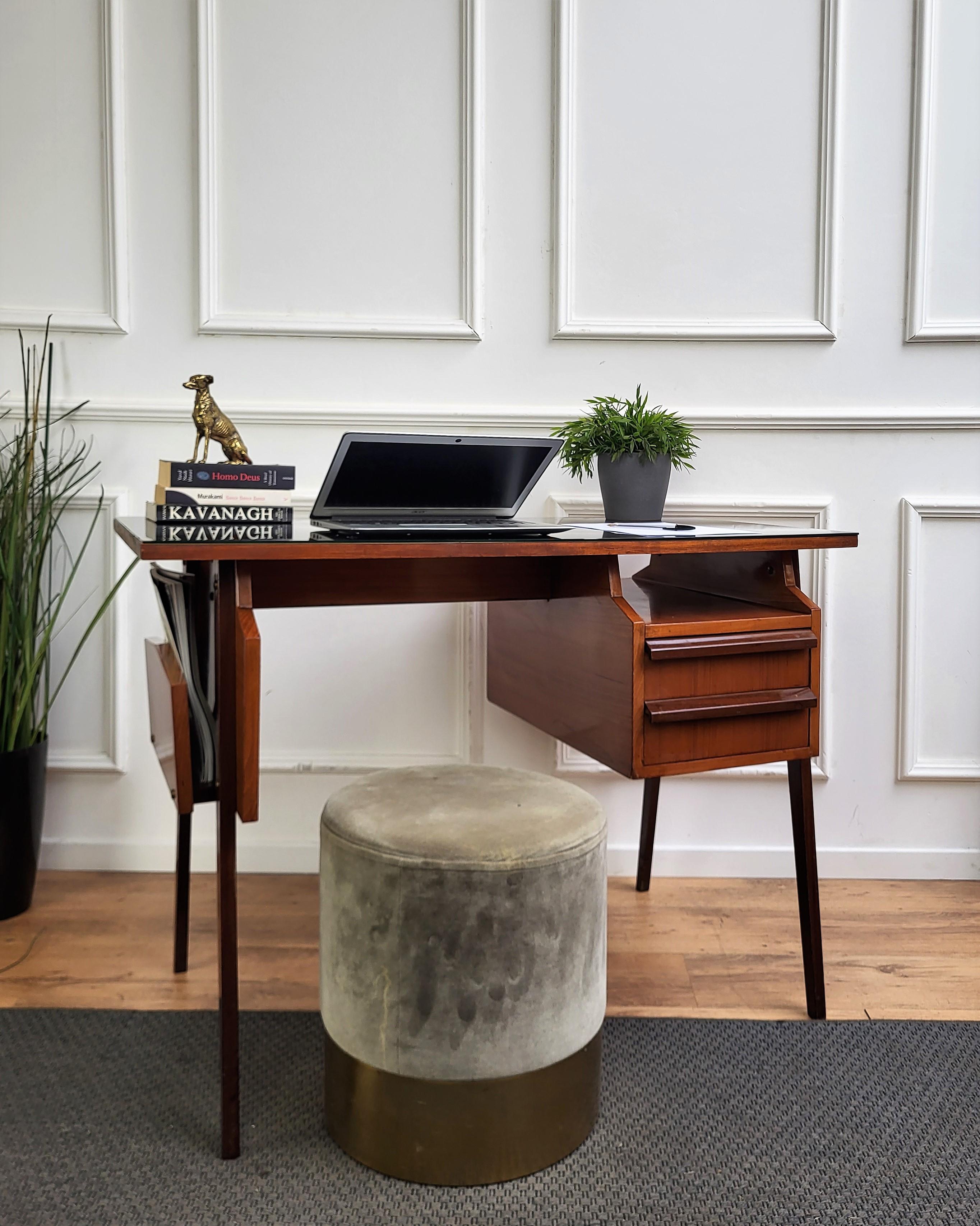 Very elegant Italian Mid-Century Modern desk or writing table, inspired to Scandinavian Modern teak furniture with the Italian Mid-century design influence, we find the tyical 2 side shaped legs in solid wood, the extra magazine or paper side rack