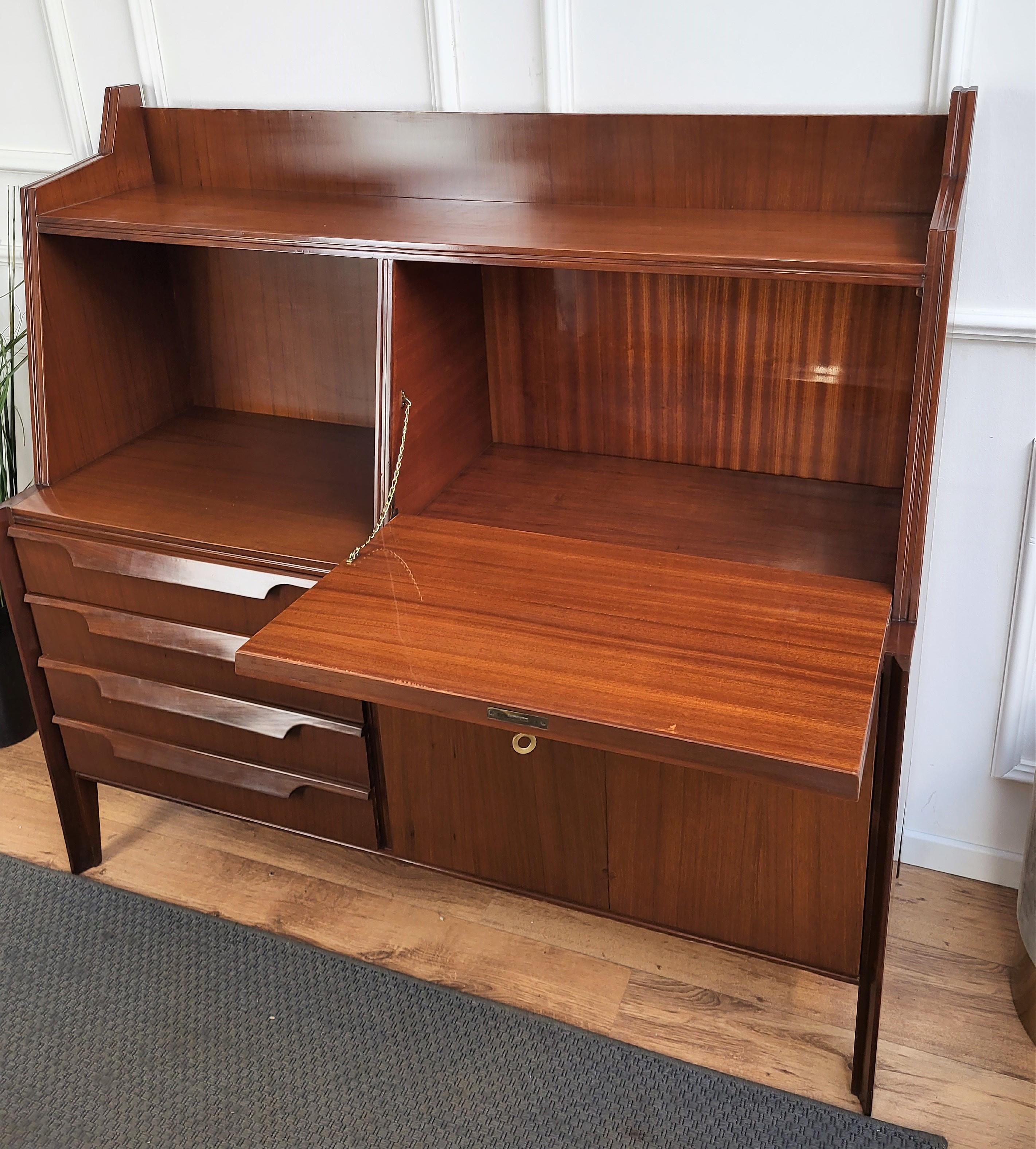 Italienische Art-Déco-Anrichte/ Sideboard-Barschrank aus Nussbaumholz, Mid-Century, 1960er Jahre im Zustand „Gut“ im Angebot in Carimate, Como