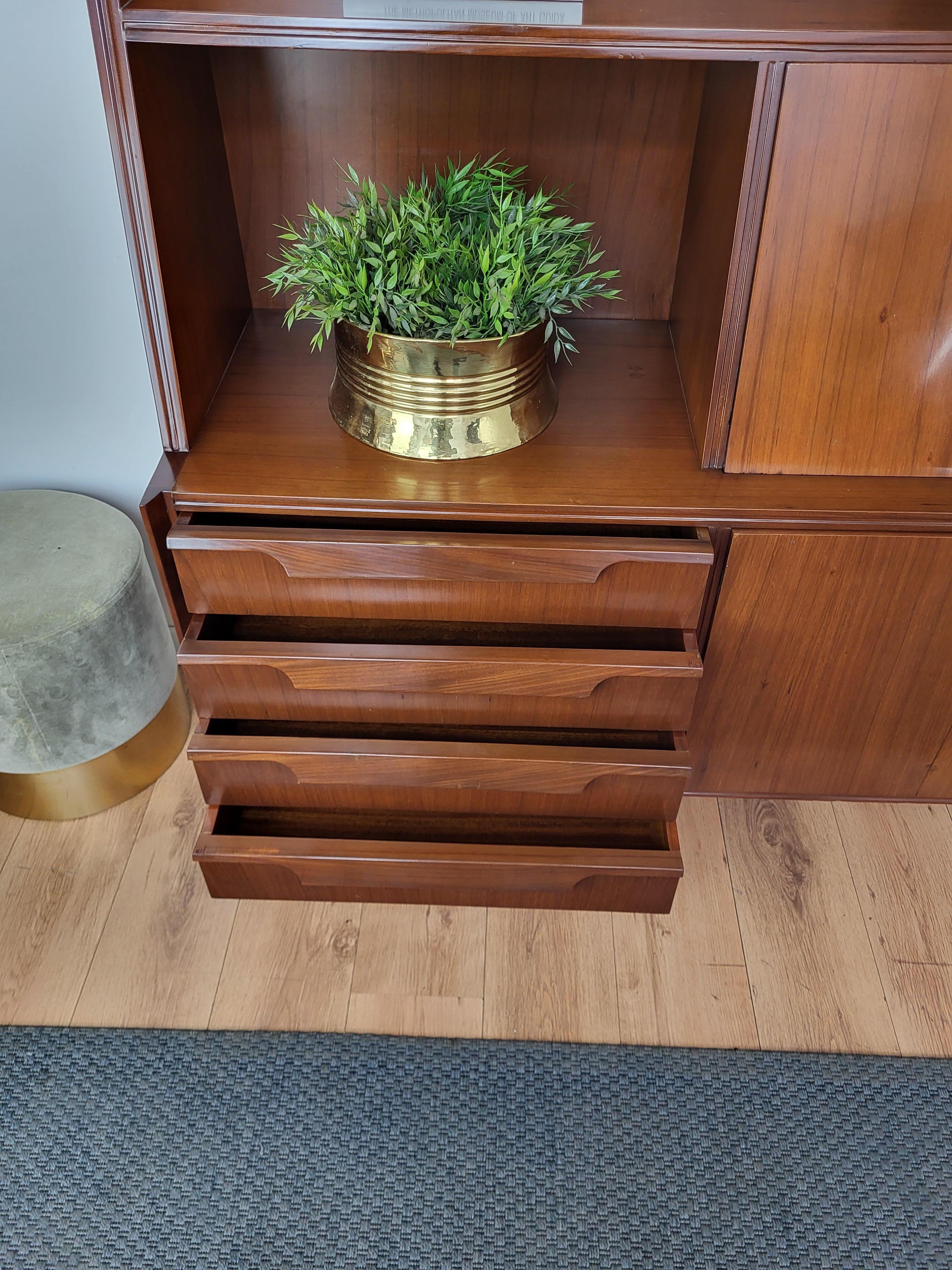 1960s Italian Art Deco Mid-Century Walnut Wood Credenza Sideboard Bar Cabinet For Sale 1