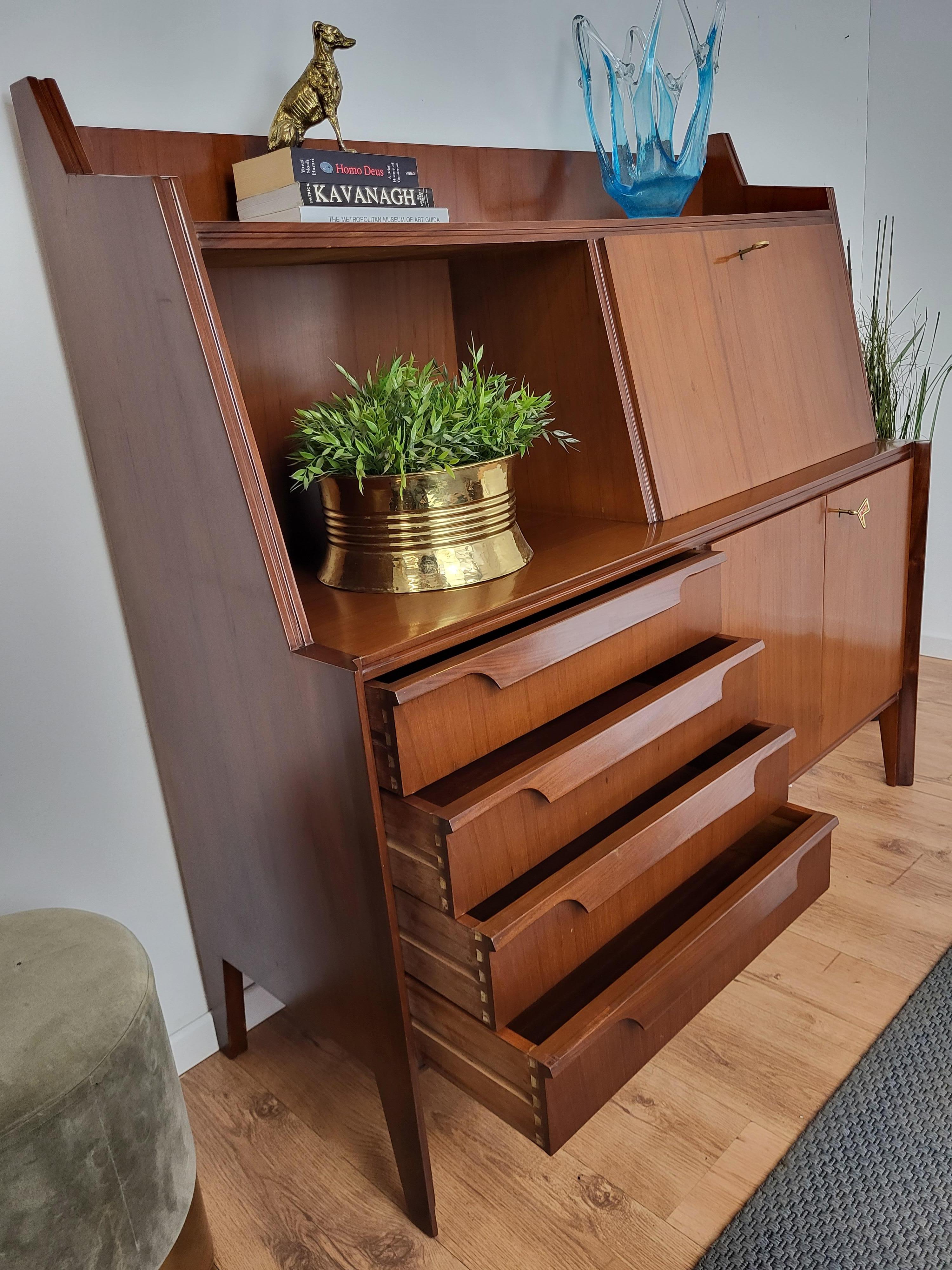 1960s Italian Art Deco Mid-Century Walnut Wood Credenza Sideboard Bar Cabinet For Sale 3