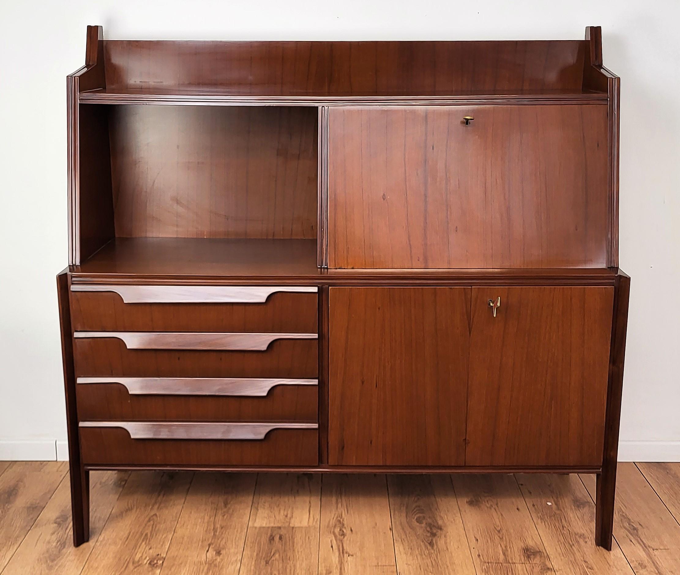 1960s Italian Art Deco Mid-Century Walnut Wood Credenza Sideboard Bar Cabinet For Sale 4