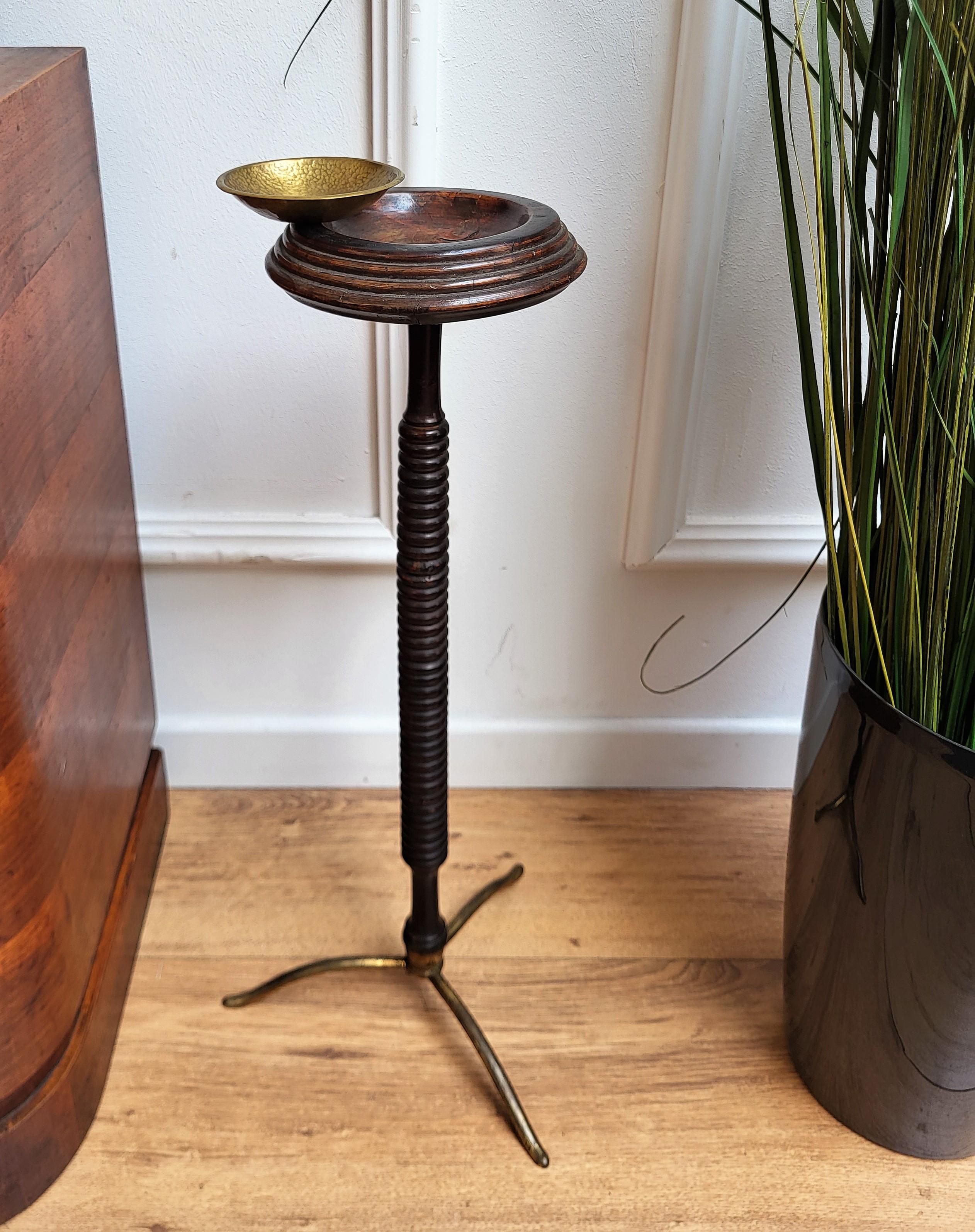 1960s Italian Art deco MidCentury Brass Tripod Bobbin Wood Standing Ashtray In Good Condition For Sale In Carimate, Como