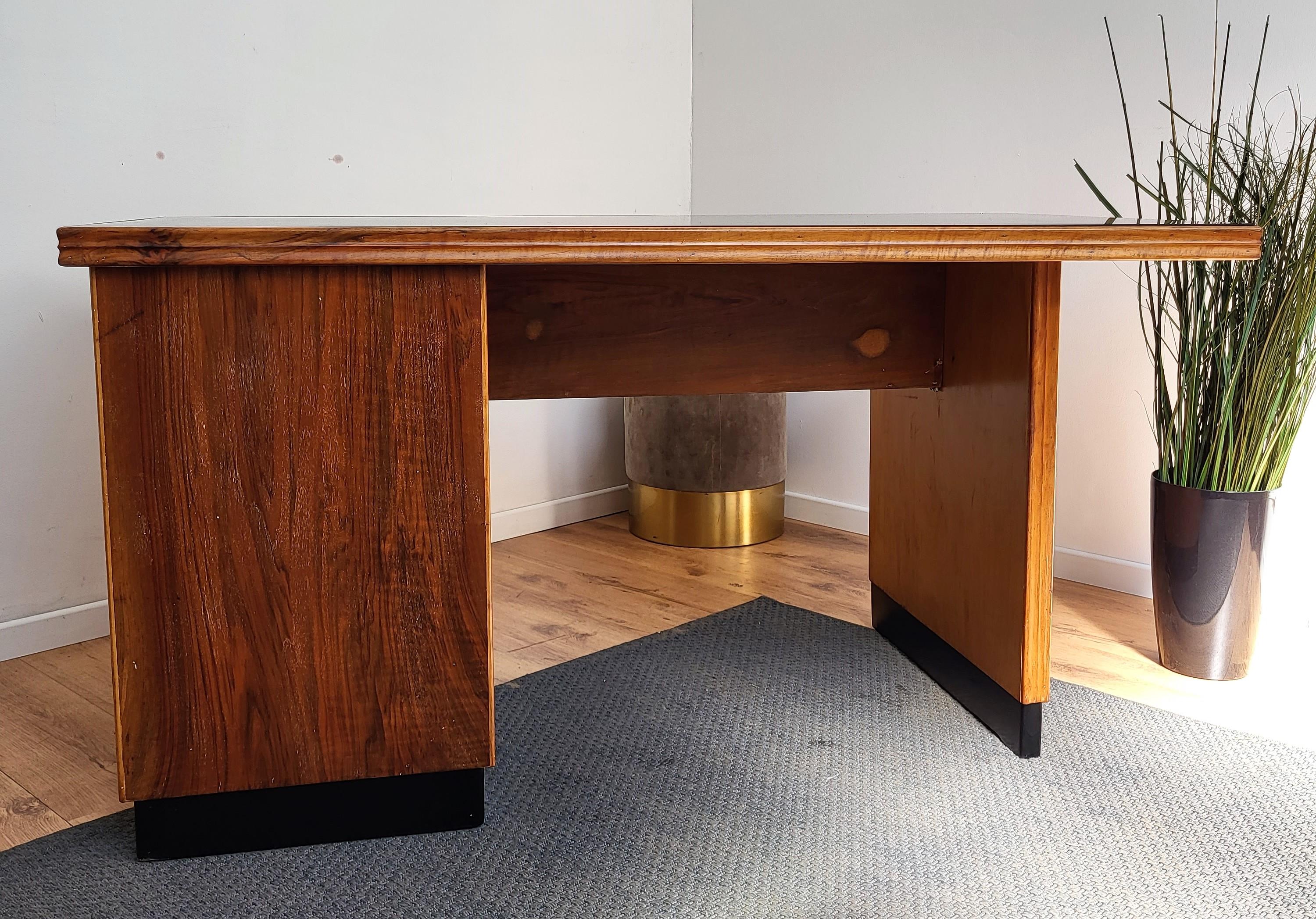 Verre 1960s Italian Art Deco Midcentury Walnut Brass Desk Writing Table en vente