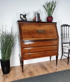 Secrétaire de bureau Art Déco italien des années 1960 en noyer et laiton à rabat sur le devant