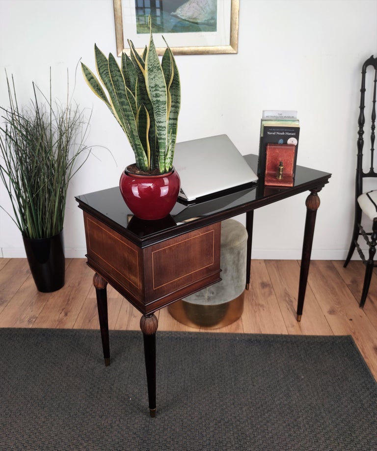1960s Italian Art Deco Midcentury Walnut Brass Small Desk Writing Table In Good Condition For Sale In Carimate, Como