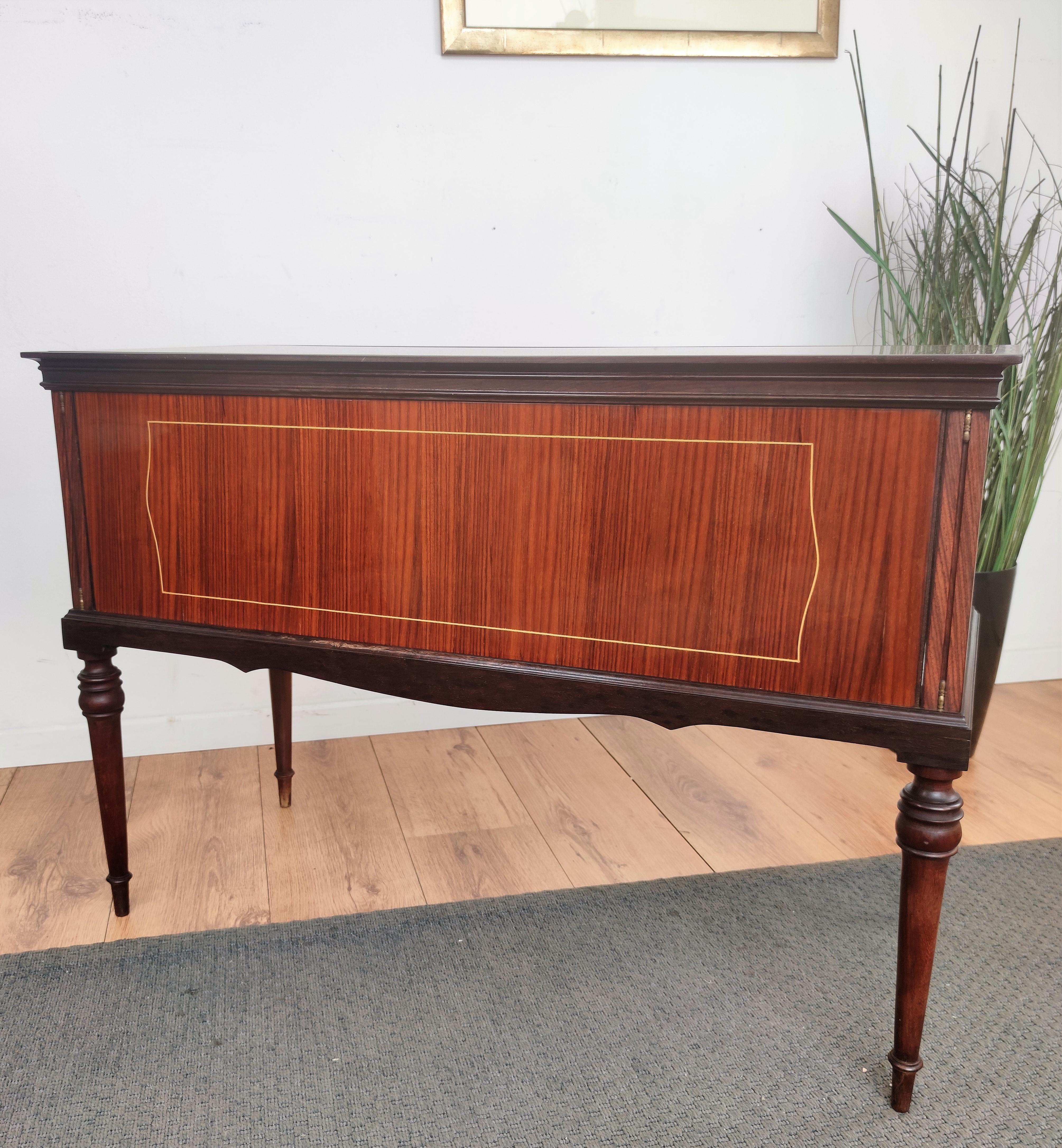 Art Déco 1960 Art Deco Italiano Midcentury Noce Ottone Tavolino da Scrivania in vendita