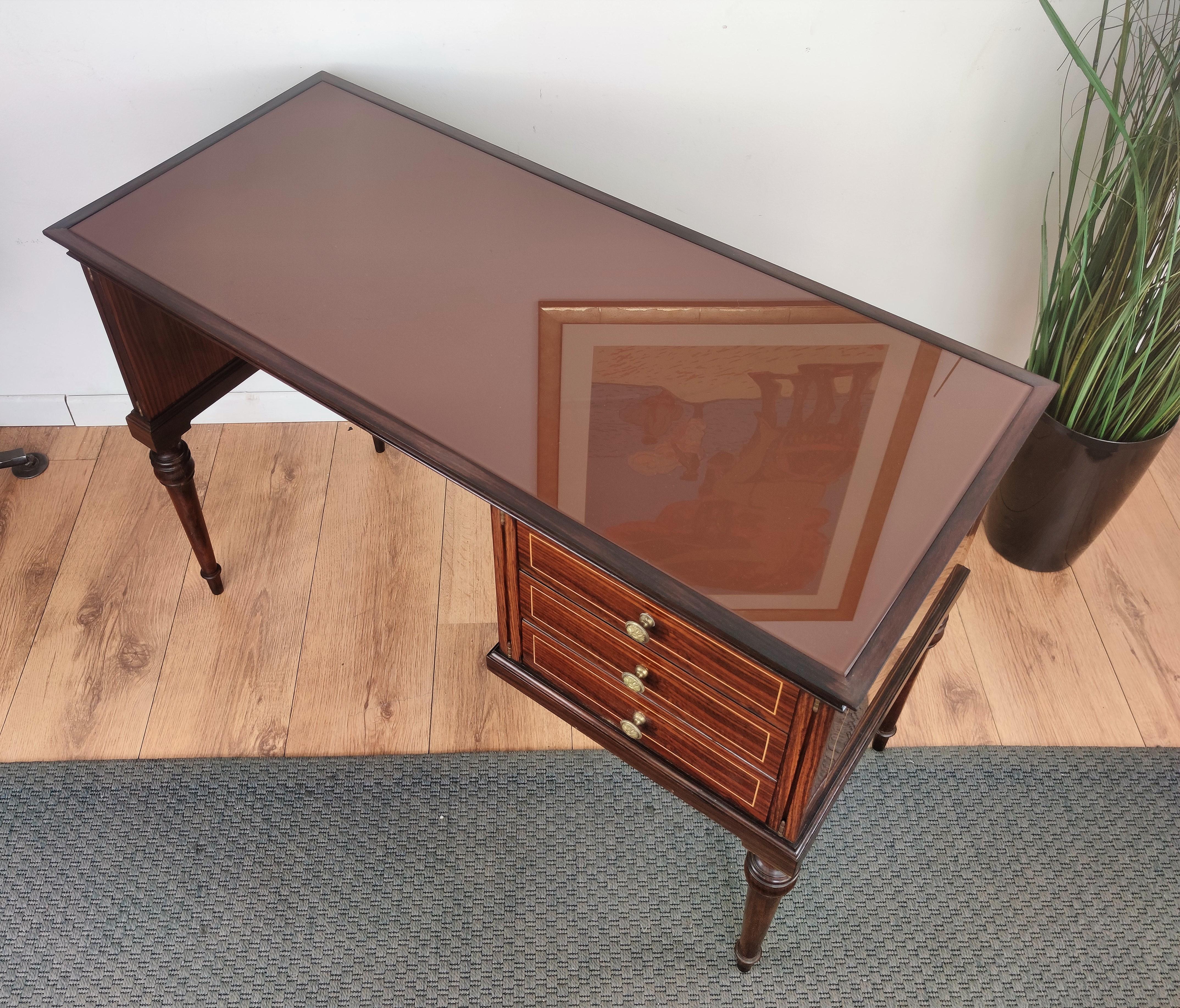 1960s Italian Art Deco Midcentury Walnut Brass Small Desk Writing Table In Good Condition For Sale In Carimate, Como