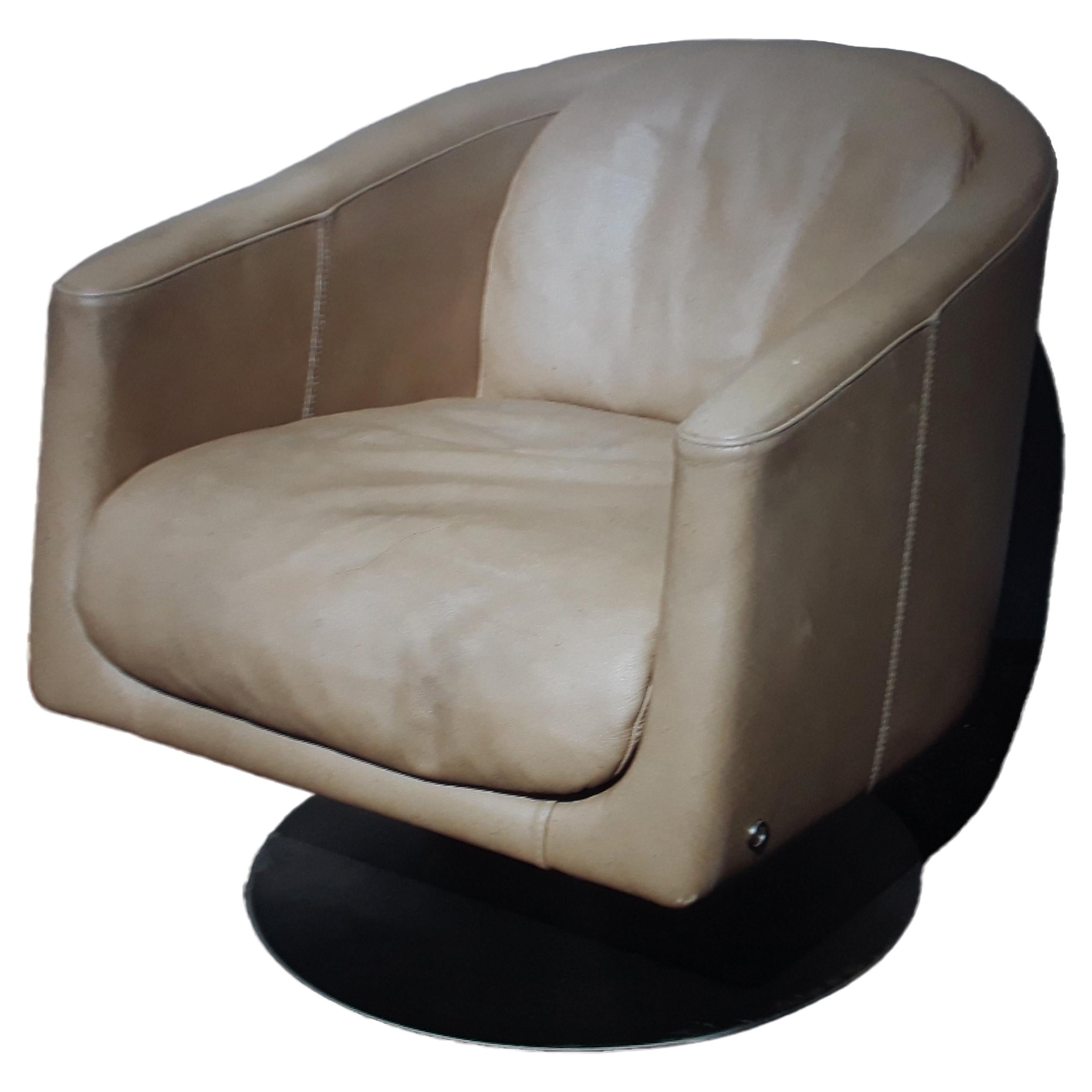 c1960's Art Deco Leather Swivel Club Chair by Natuzzi, Italy. Very high quality Club Chair.