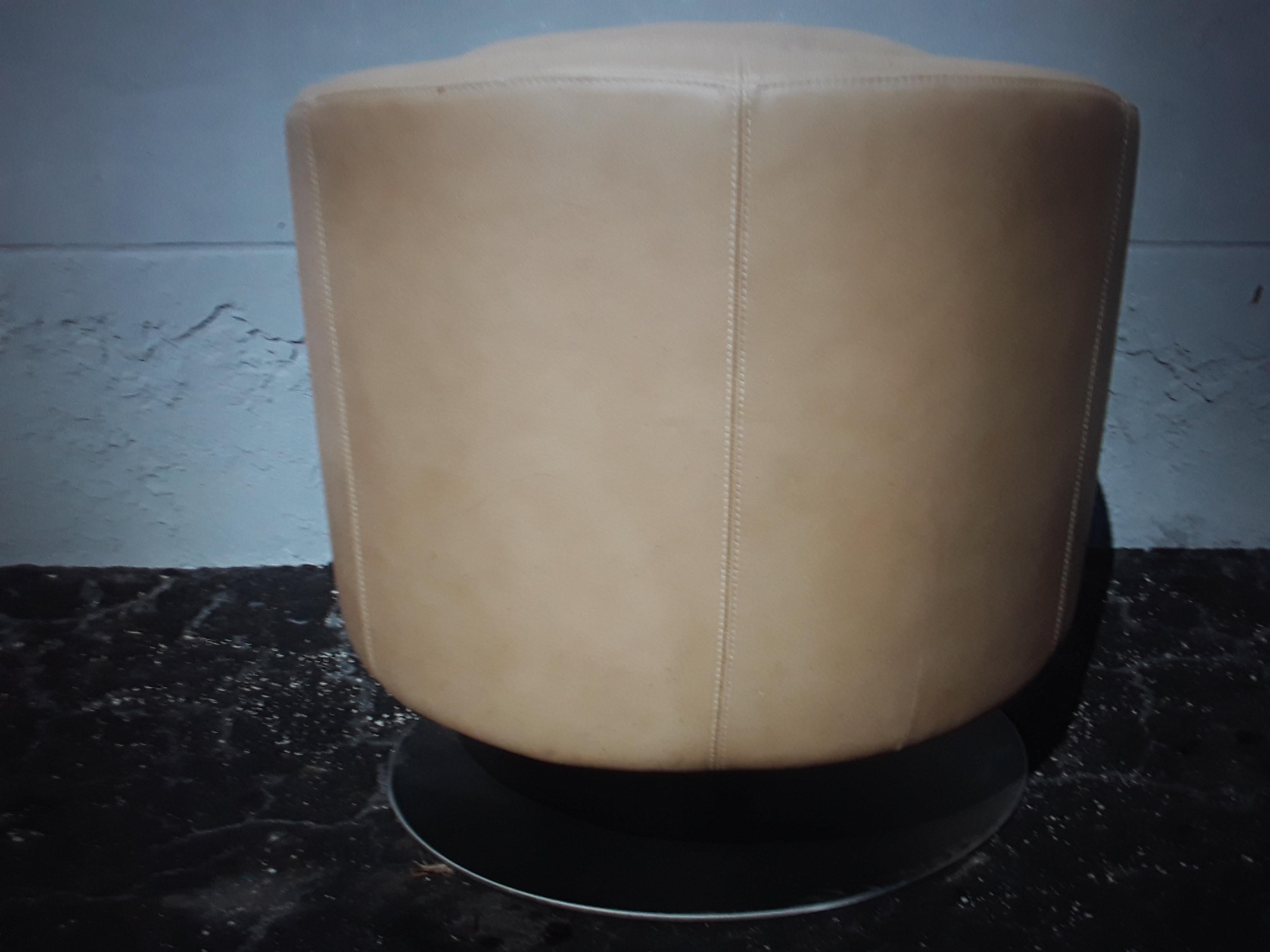 1960's Italian Art Deco style Natuzzi Leather Swivel Club Chair For Sale 1
