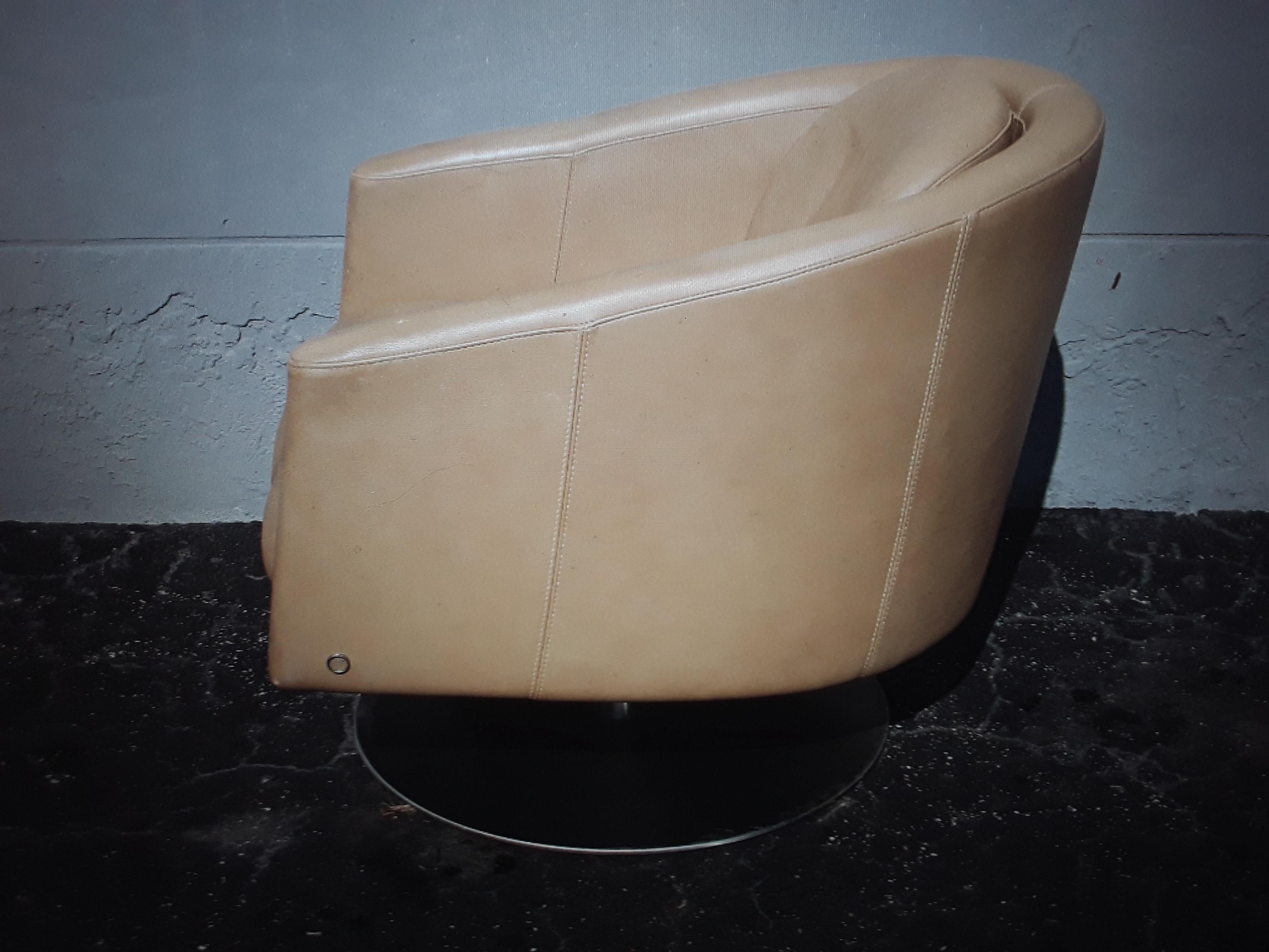 1960's Italian Art Deco style Natuzzi Leather Swivel Club Chair For Sale 2